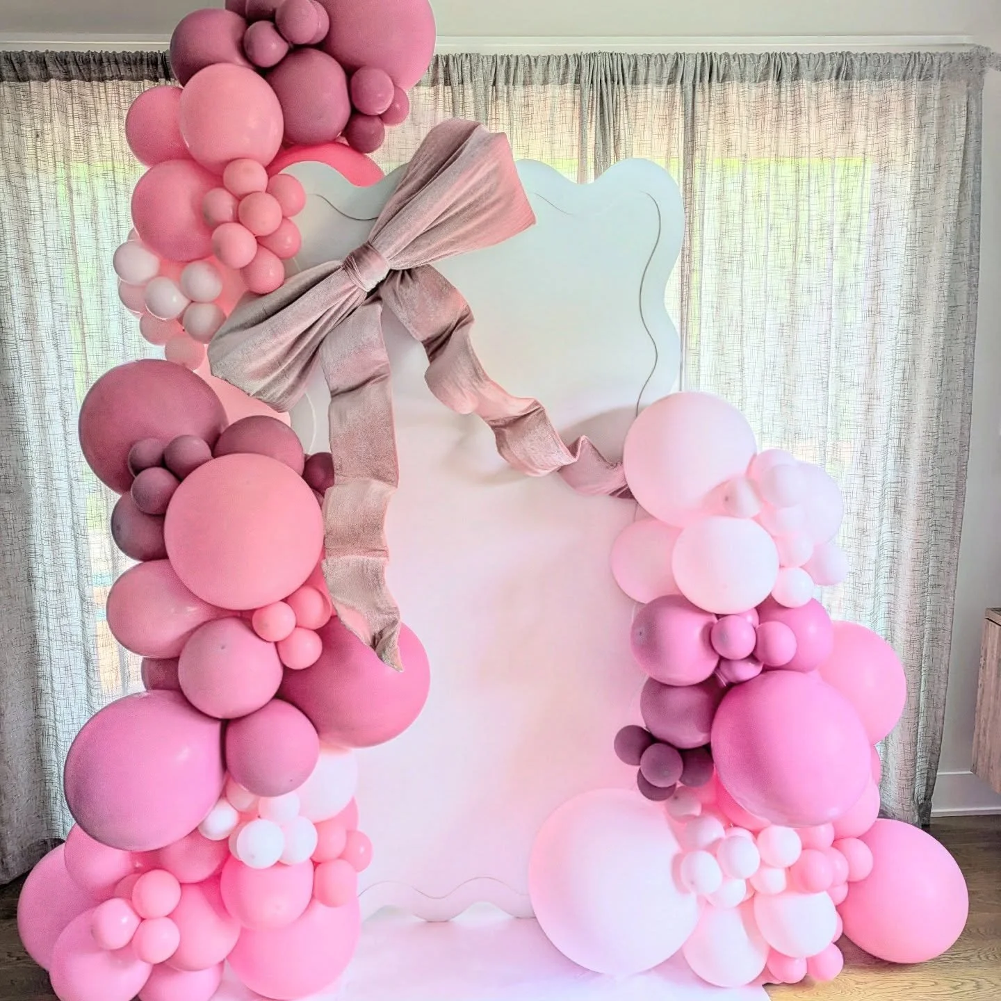 On Wednesdays we wear pink 🩷 
🎈 Backdrop + premium garland + standard garland + bow add on 

#pinkballoons #pink #october #meangirls #onwednesdayswewearpink #pinkbow