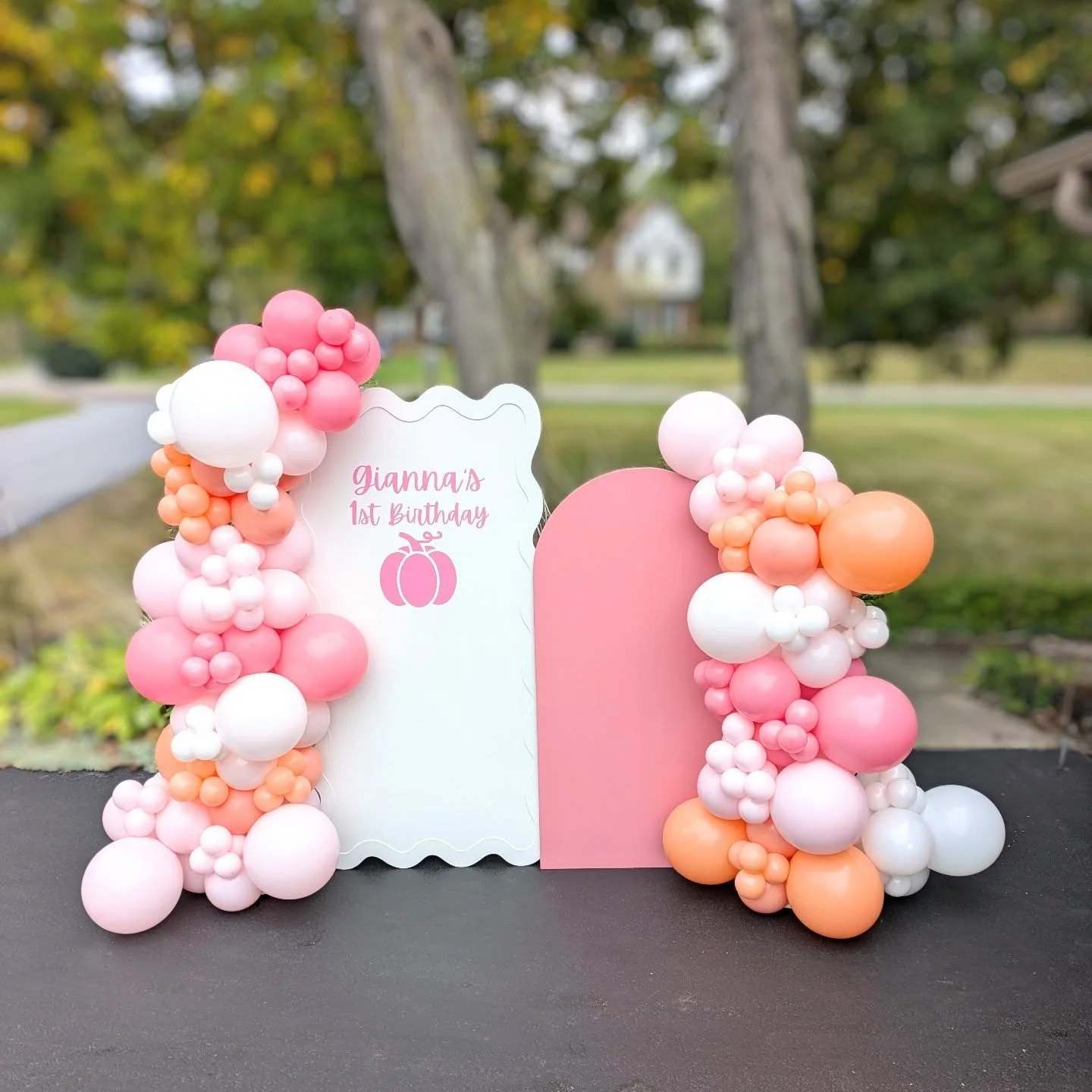 Last fall post this year, promise 😜 Loved this fun color combo for Gianna's 1st Birthday! 

#pumpkin #thanksgiving #balloonarch