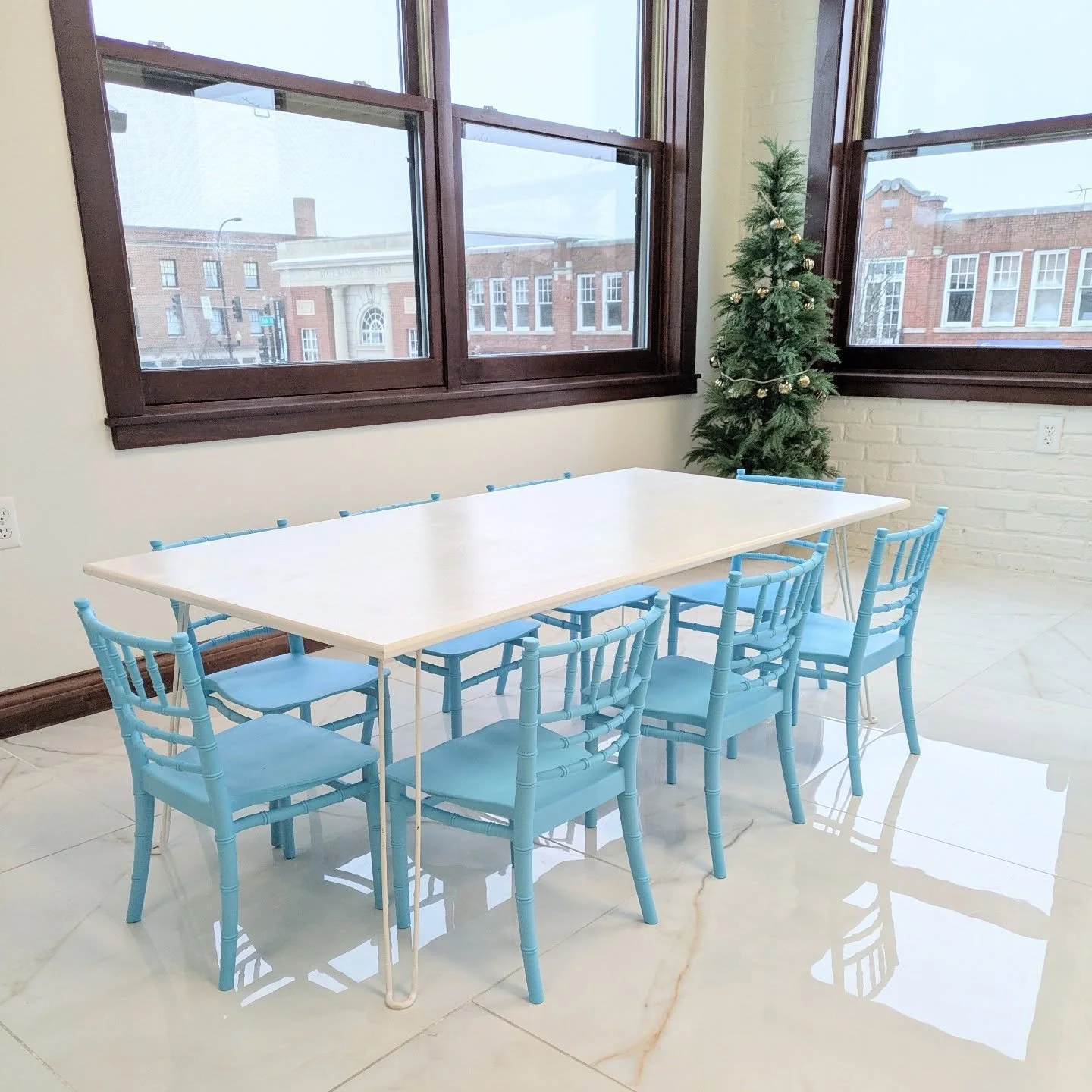 New rental! 📣 Our blue kids chiavari chairs were perfect for this Frozen birthday party at @stateandsociety 
Every party is better with a cute kids table! 

#frozenbirthday #frozenbirthdayparty #kidstable