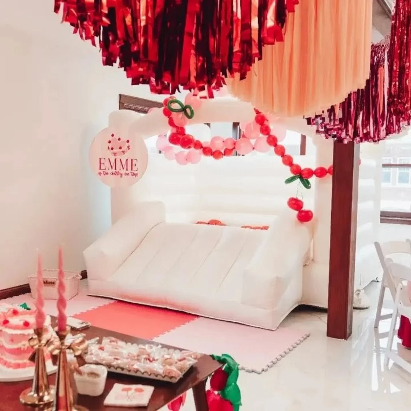 Throwback to Emme's cherry on top birthday! The cutest! 

@tweepartees
@ladybirdbloomsllc 
@jordynstevensphotography 
@girliepopsbakery
@backfringedesigns 
@stateandsociety
@cookiesby.oos
@modbouncehouseIL 
@creatively_classy 
@looselydrapeddesigns