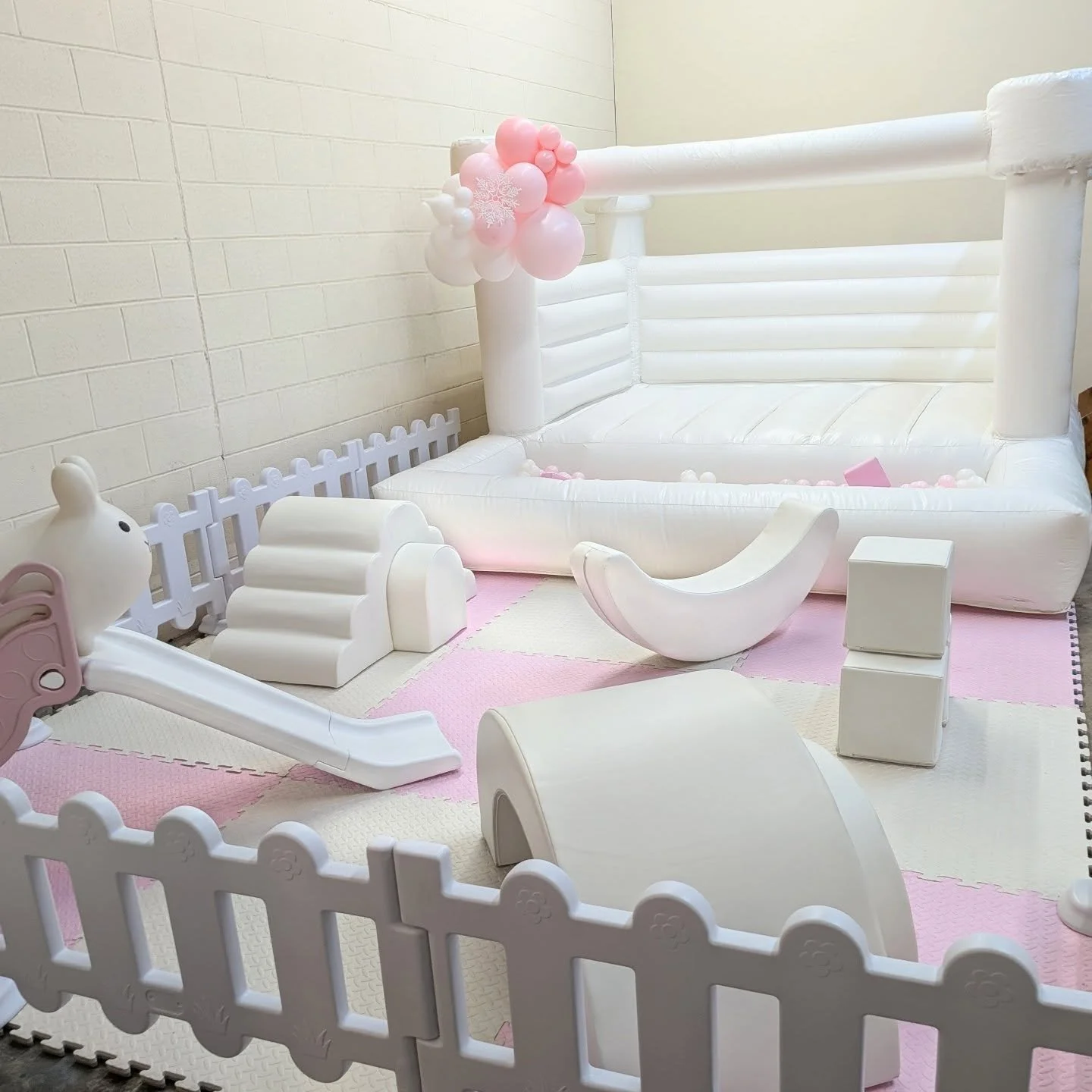 A cute pink and white set up for a special birthday celebration! 

#softplay #bouncehouse #birthdayfun #kidsparty #pink