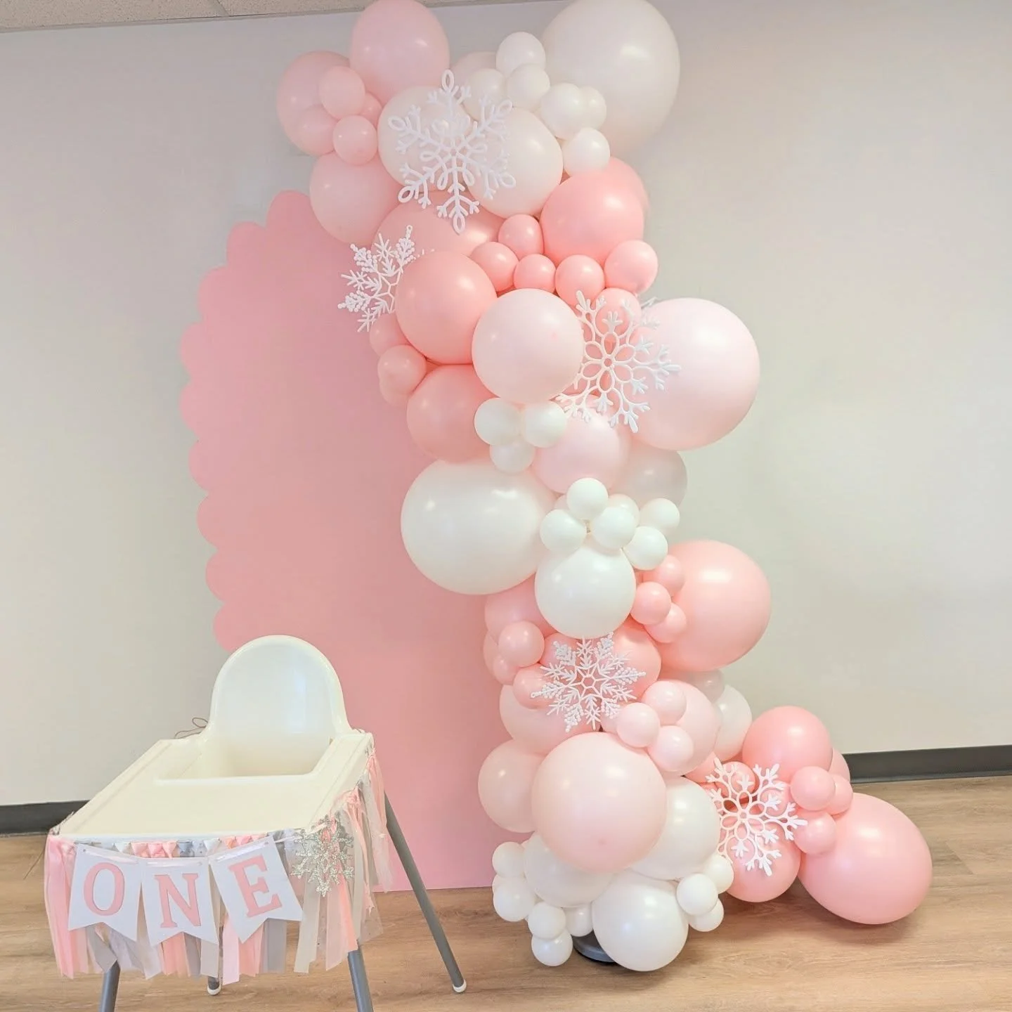 A pink Winter Wonderland theme for a sweet little girls first birthday! 

#winterwonderland #onederland #firstbirthday #birthdayballoon