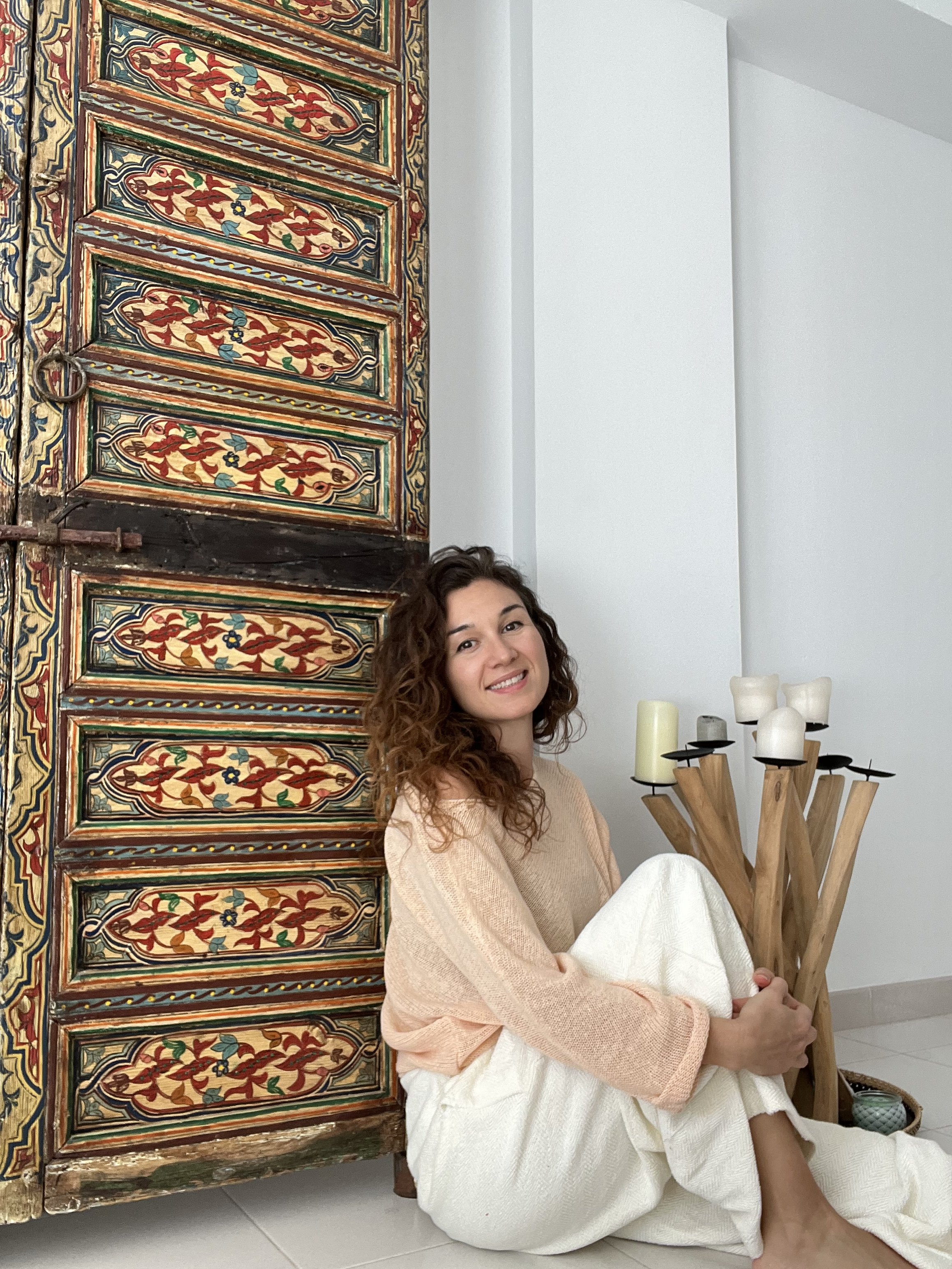 Amalia Moreno, psicóloga integradora en Madrid, en un espacio cálido y acogedor