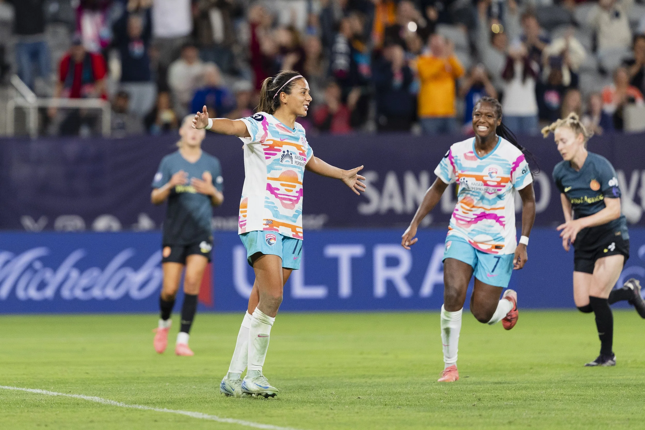 Sánchez shines in 3-2 comeback against Portland