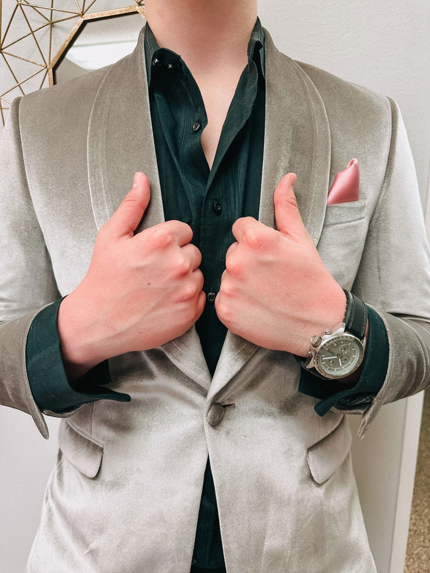 This velvet silver dinner jacket is perfect for many different events! Prom, wedding, gala, ball- the possibilities are endless🤝🏼🤩