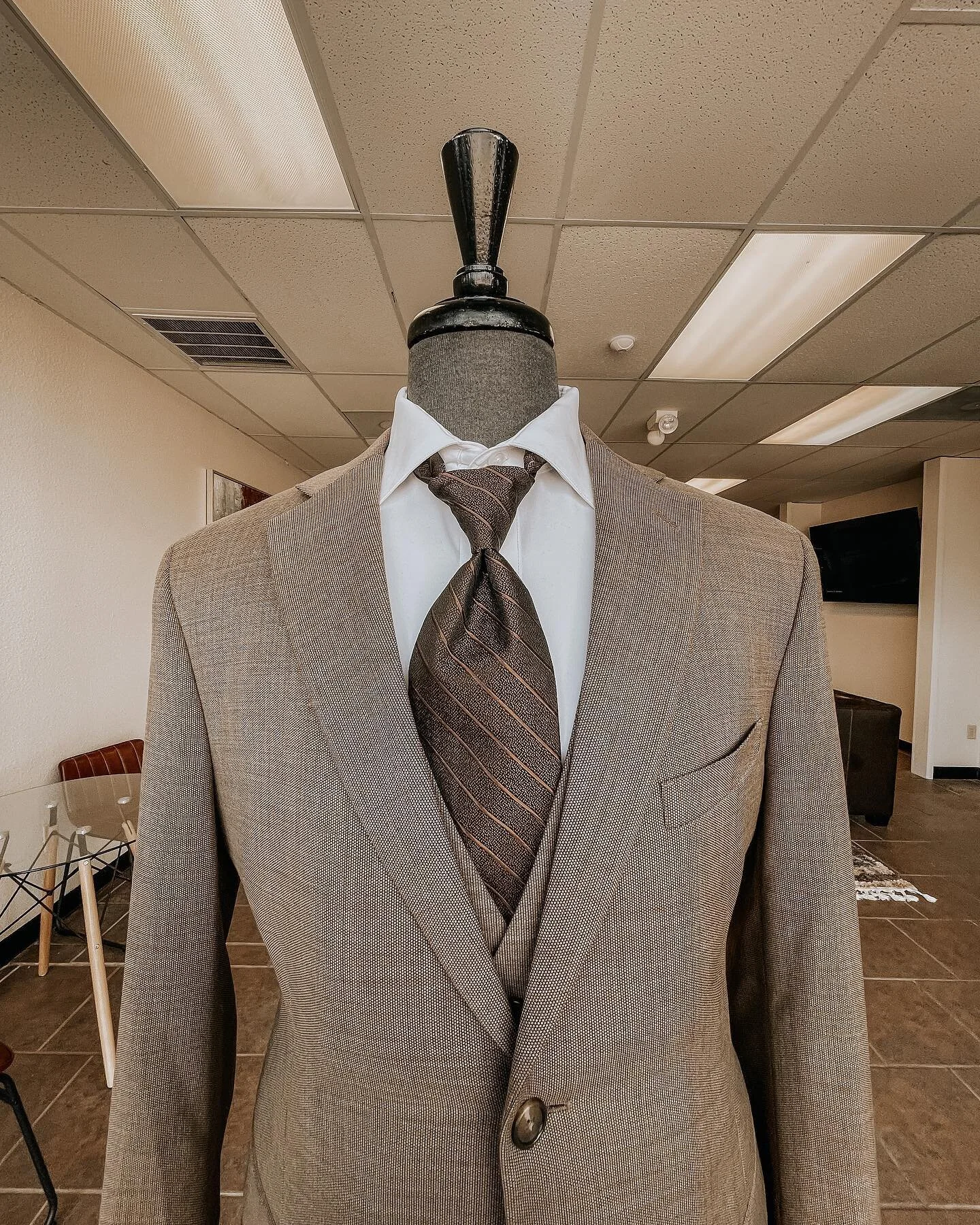 One of our FAVS!!! 🤎 Book your suit for the holidays now!