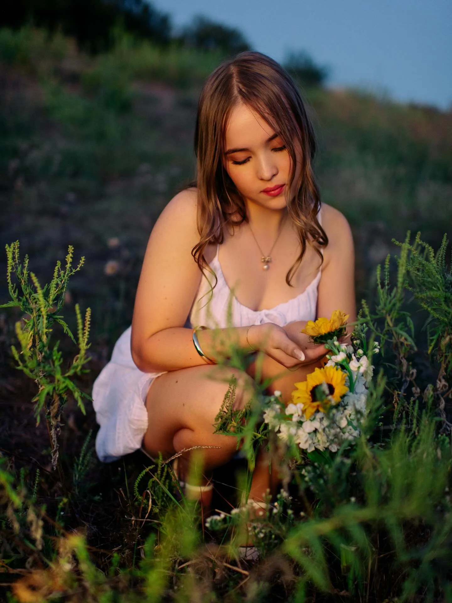 We ended the shoot late into dusk for the romantic, artistic, glowy vibes ✨ Emily&rsquo;s senior session was alllll about that soft dreamy nature atmosphere and it fit her personality so perfectly🥰📸 
👉🏻🎓🗓️seniors - you have limited time to book