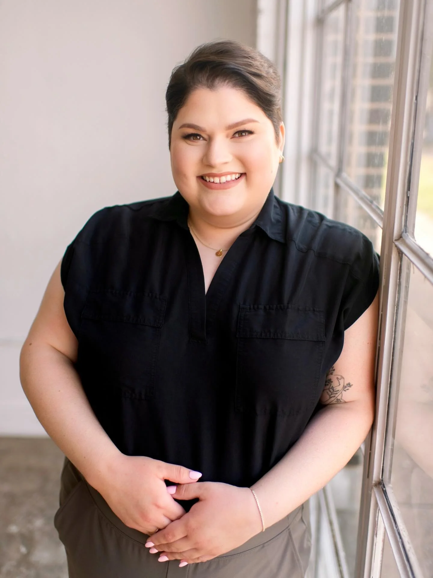 Did you know we have certain days of the year that we run minis? They are great when you want updated headshots or a session that&rsquo;s more simple and short📸 we have even held minis for pets, maternity, and graduating seniors! We just launched ou