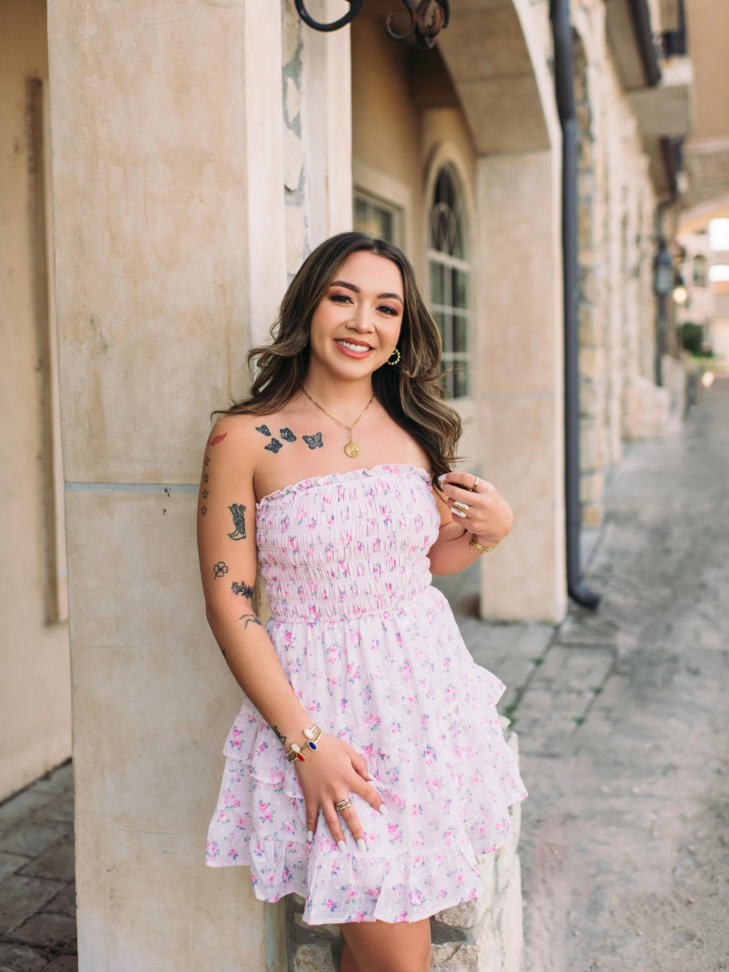 I love Lily&rsquo;s grad photos - had to bring them back to the grid! During our sessions, we are directing and posing you the whole time so you can just relax, have fun, and let us capture your authenticity! 

#dallasphotographer #mckinneyphotograph