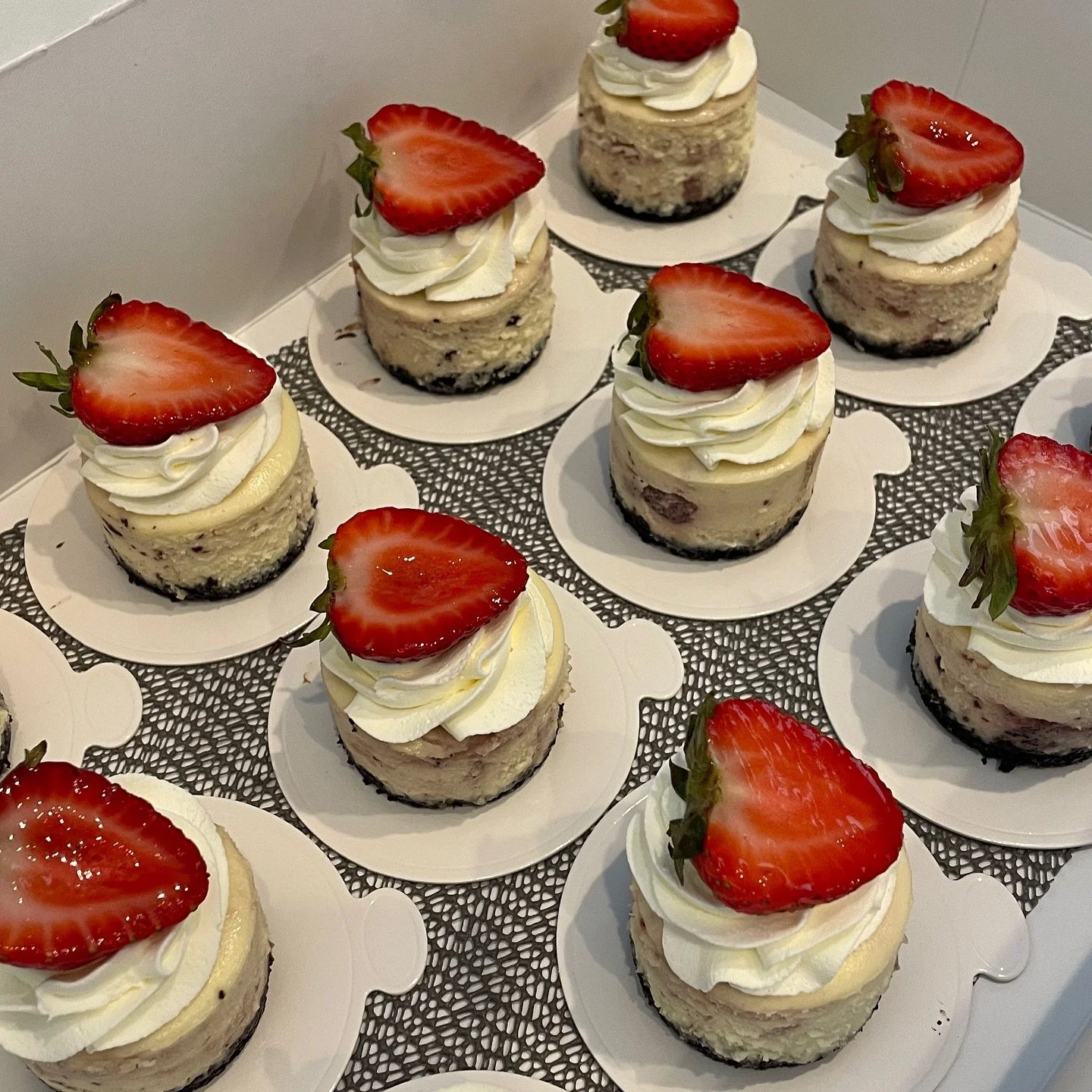 Having a get together anytime soon? Need dessert? 

Our mini cheesecakes are perfect for any occasion! 

Check out our website for all of the flavors🍓🍪🤎🥳
&bull;
&bull;
&bull;
&bull;
#SweetTreats #Dessertlover  #YummyDesserts  #DessertHeaven  #Ind