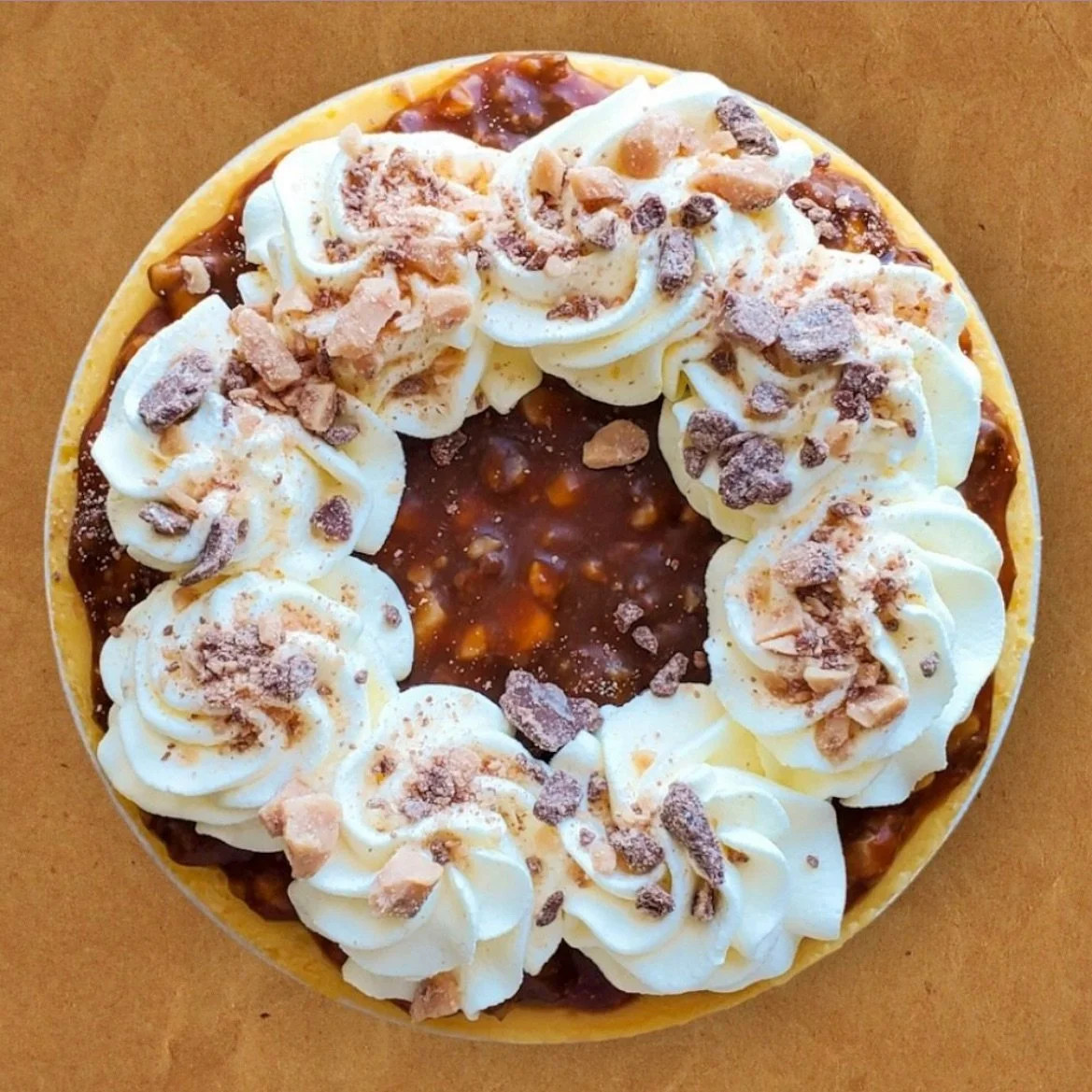 Try our snickers cheesecake for your next event! 
 
Take a look at our website to check out all the flavors :)
&bull;
&bull;
&bull;
&bull;
#SweetTreats #Dessertlover  #YummyDesserts  #DessertHeaven  #IndulgeInSweets #DessertTime  #DeliciousDesserts  