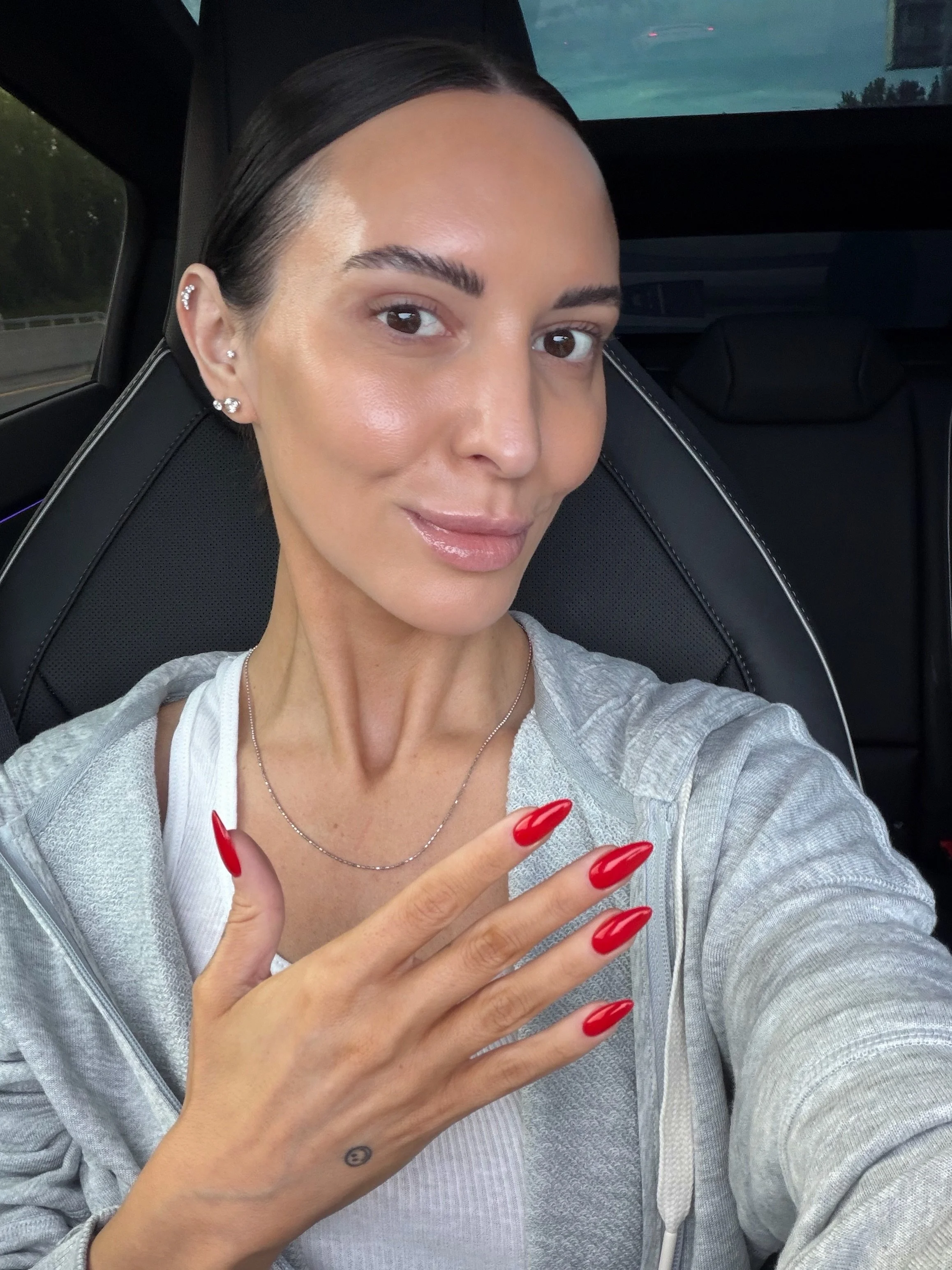 the short nails were fun but unfortunately (or fortunately) i&rsquo;ve returned to my regularly scheduled bullshit 💅🏼

Color: @akzentz Luxio &ldquo;Runway&rdquo;
Artist: @marinanailnc 

#RussianManicure #cleangirlaesthetic #NailInspo #LuxuryBeauty 