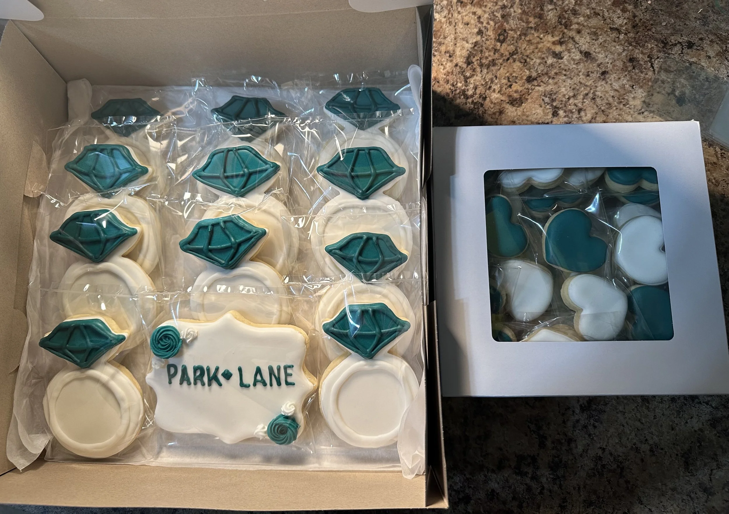 WEDDING RING W MINIS