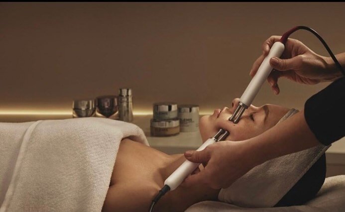 Elemis Biotec Facials 🌿

What are they?
Biotec Facials are a blend of ground breaking technology, active ingredients and a transformative touch from the therapist. Clinically proven results turbo-charge the skin to become healthy, energised and rene