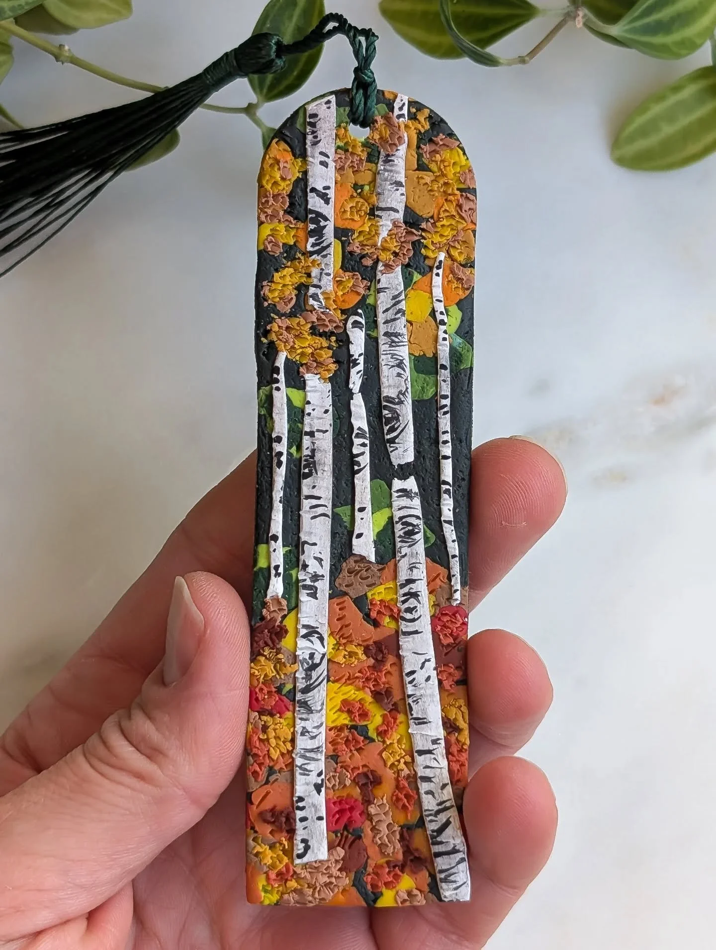 What's better..... Losing yourself in a crisp, autumn birch forest, or losing yourself in a good book?
This bookmark gives you both. ๐๐๐