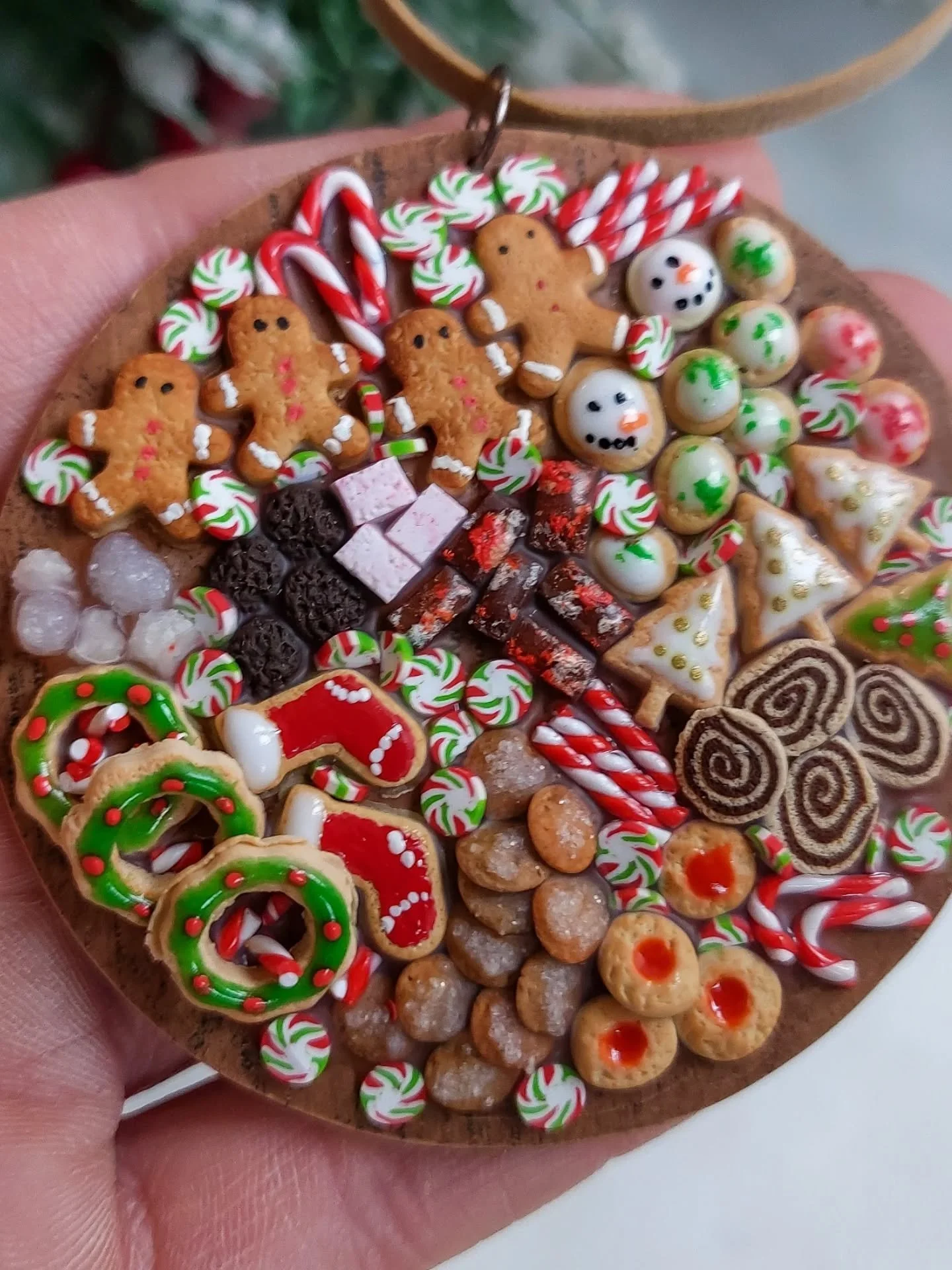 I've had some reeeally fun custom orders over the years, and today I was thinking about these two huge Christmas cookie ornaments from two years ago. What a privilege it is to do what I do! 

THANK YOU to all who trust me with these projects! 🍪🎁🎄?