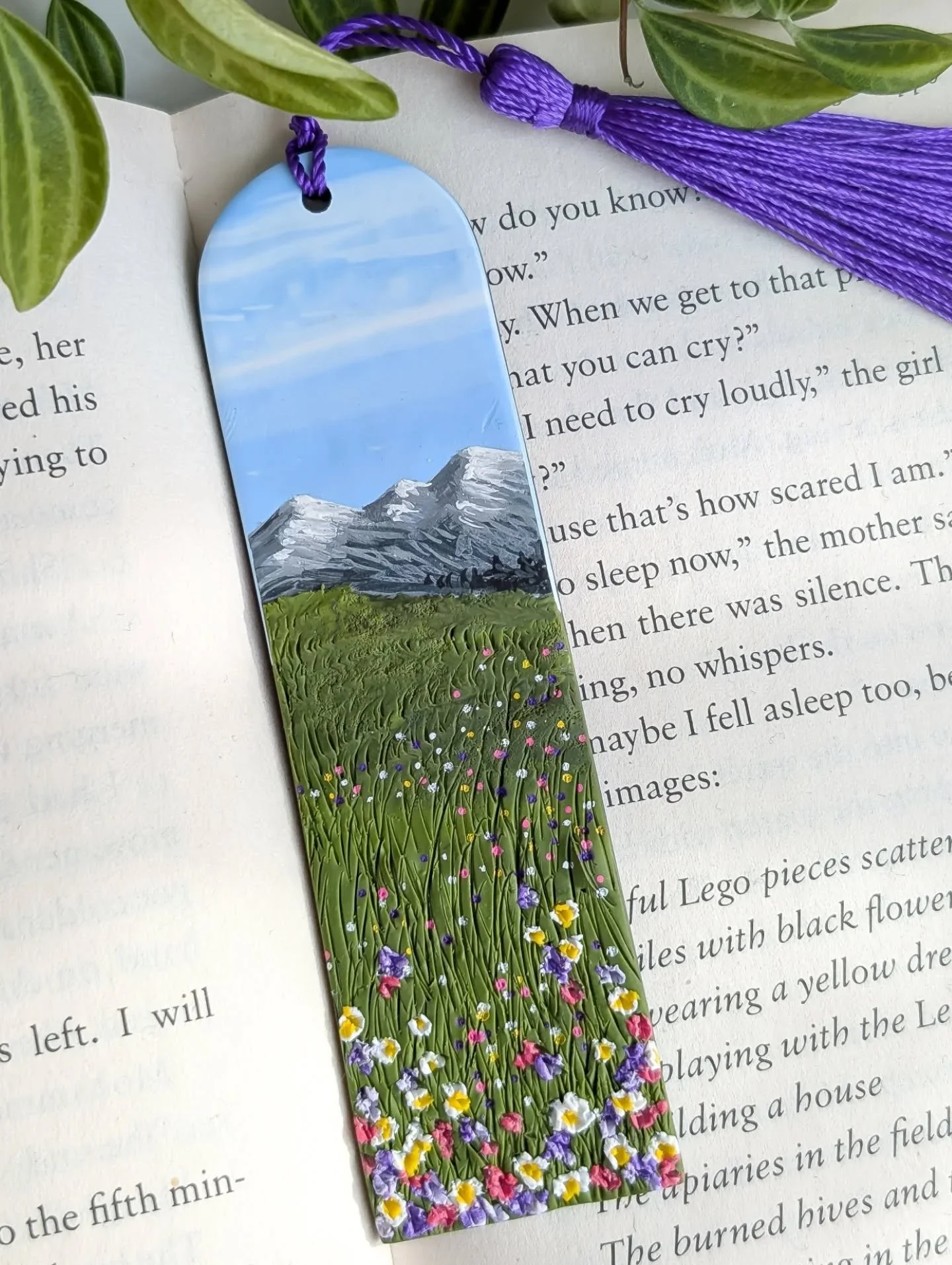 The beginning of a new series of pretty bookmarks!

A spring wildflower meadow with snowcapped mountains is a good place to start...

🌼🌸🪻

Which tassel do you like best?