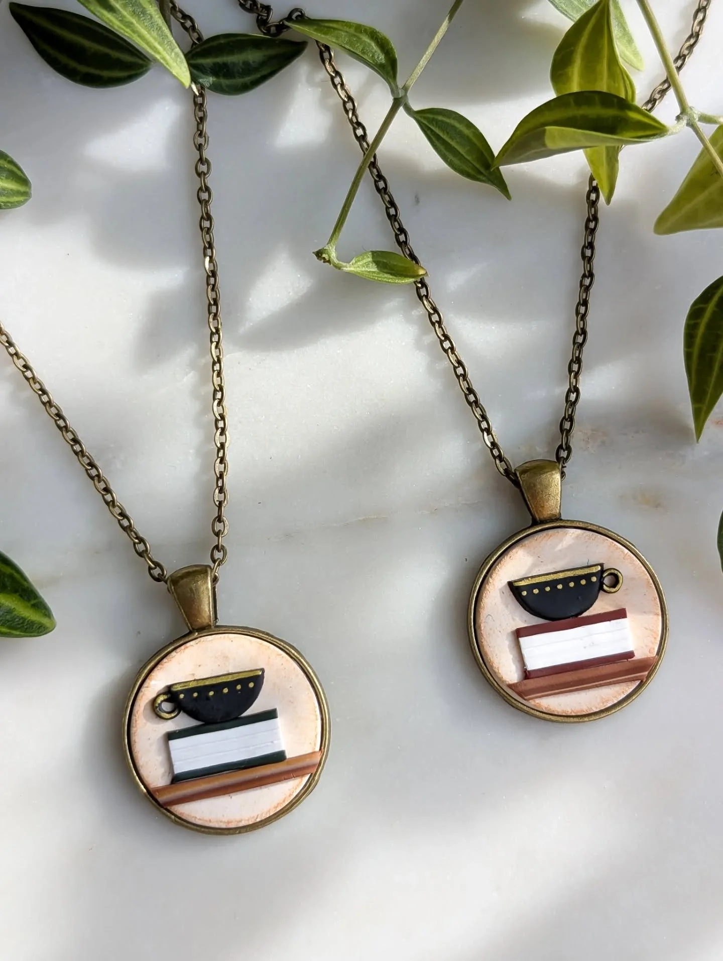 Cozy tea and antique books... ☕📚

This is another pendant adaptation of my most popular book earrings. I'm often asked if I have these as a pendant, and I'm happy to now be able to answer yes!

Two options available: a green book or a red book, on m