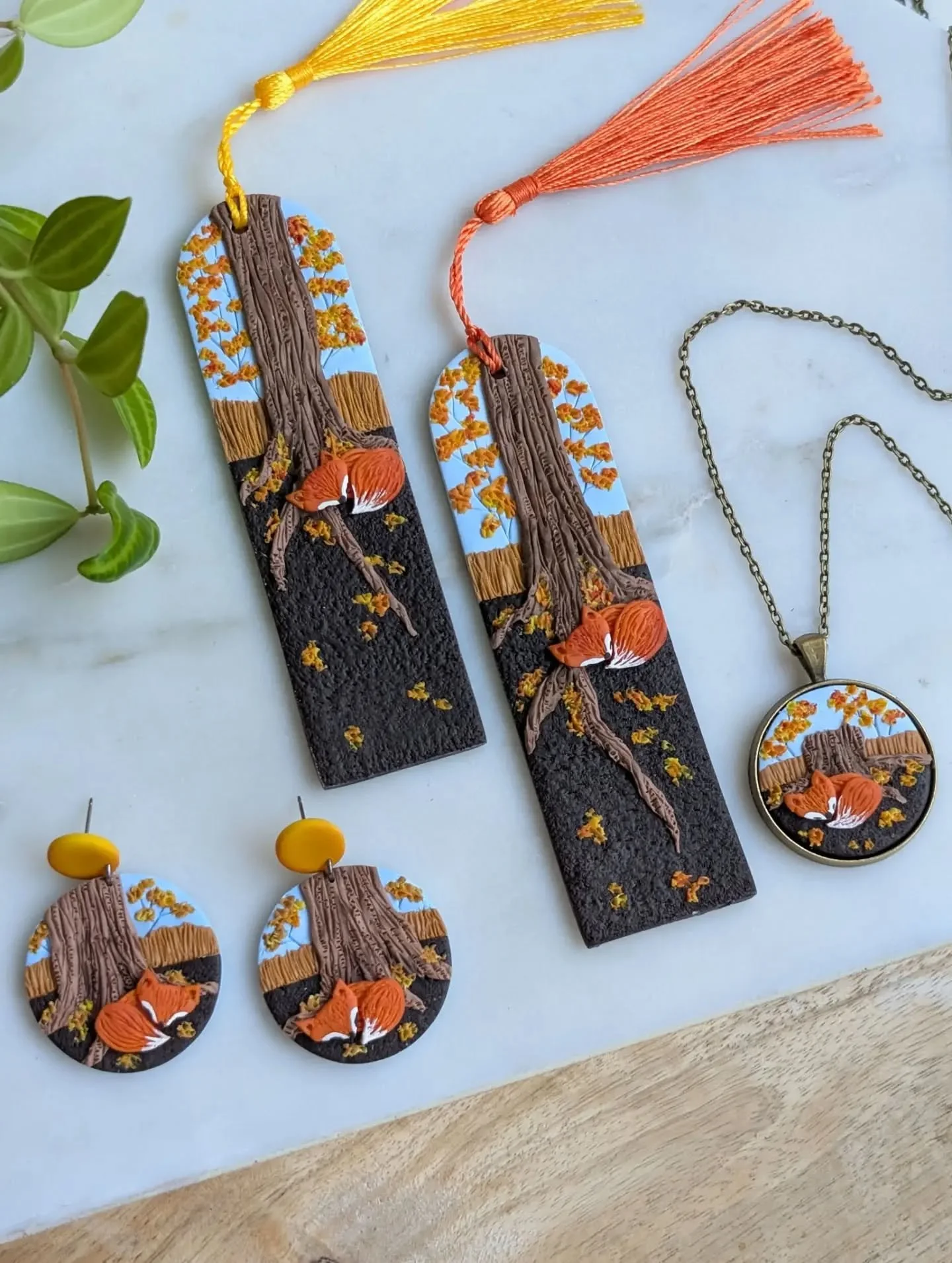 One more design to share ahead of tomorrow's market!  The sleeping fox in an autumn forest is now available as earrings, a pendant necklace and a bookmark!

These earrings are one of my all time fave designs. So sweet in its cozy little autumn spot. 