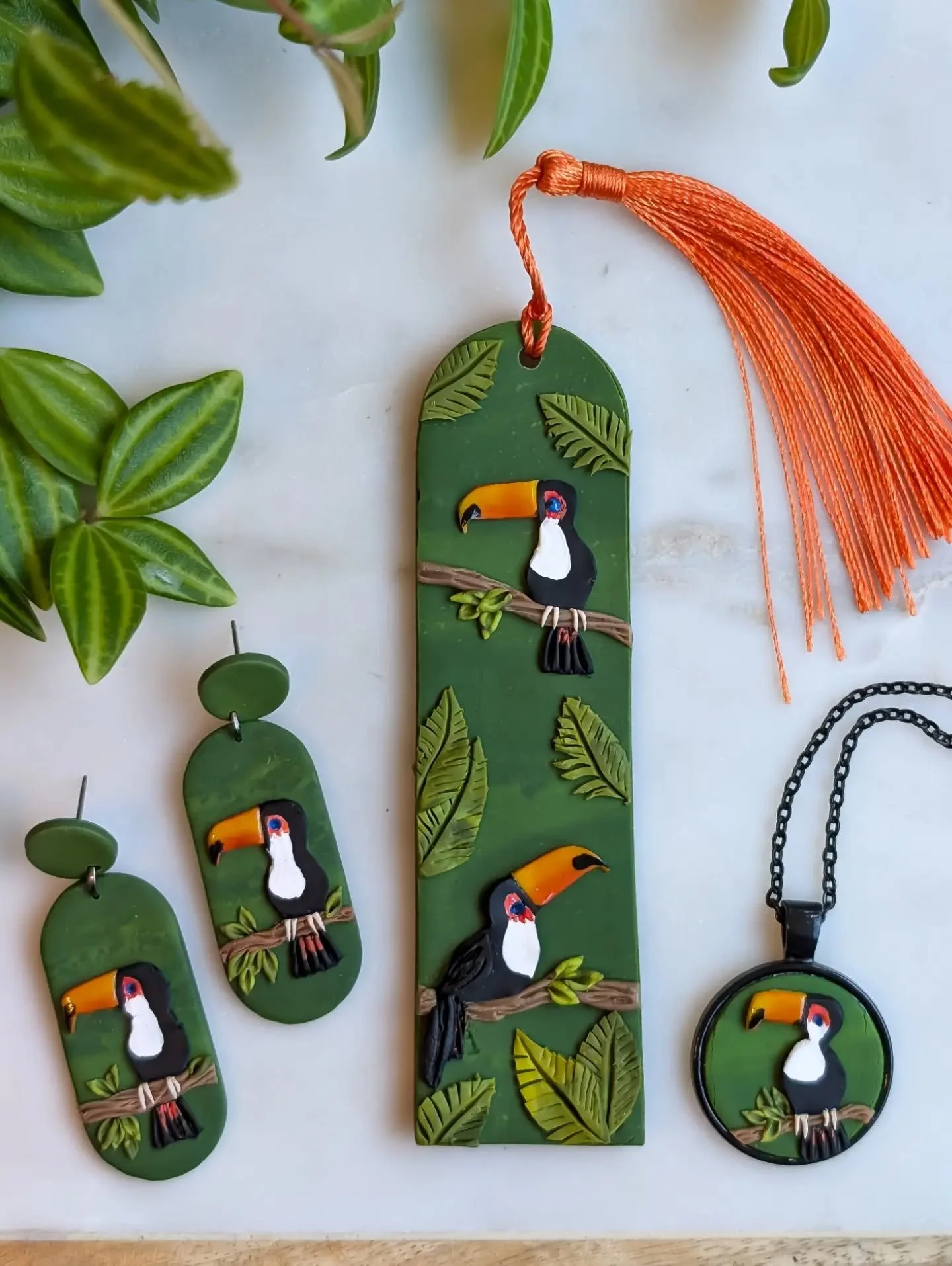 New design alert!!! 

How is it that in over 5 years, I have only ever made one toucan? Well, I'm here to rectify that massive oversight. 

You all know I love a collection of products for designs, right? Toucans are available as earrings, bookmarks,