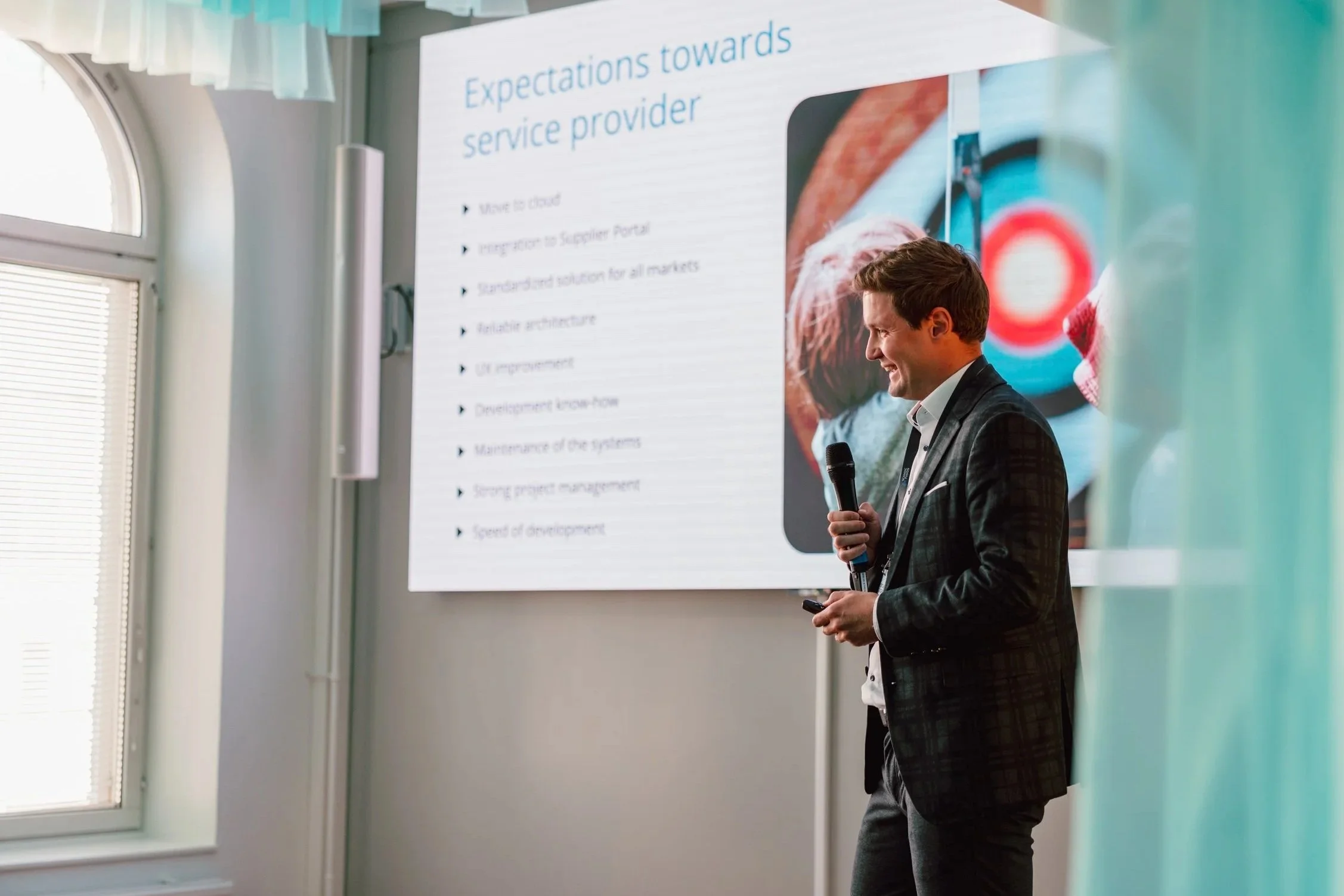 Tapahtumakuvaaja Helsinki, ammattimainen tapahtumakuvaus yritystapahtumiin, juhliin, konferensseihin, gaalaillallisiin. Dokumentaarinen tyyli, joka tallentaa aidot hetket ja tunnelman. Event photographer Helsinki. HUONE KLuuvi wave-huone