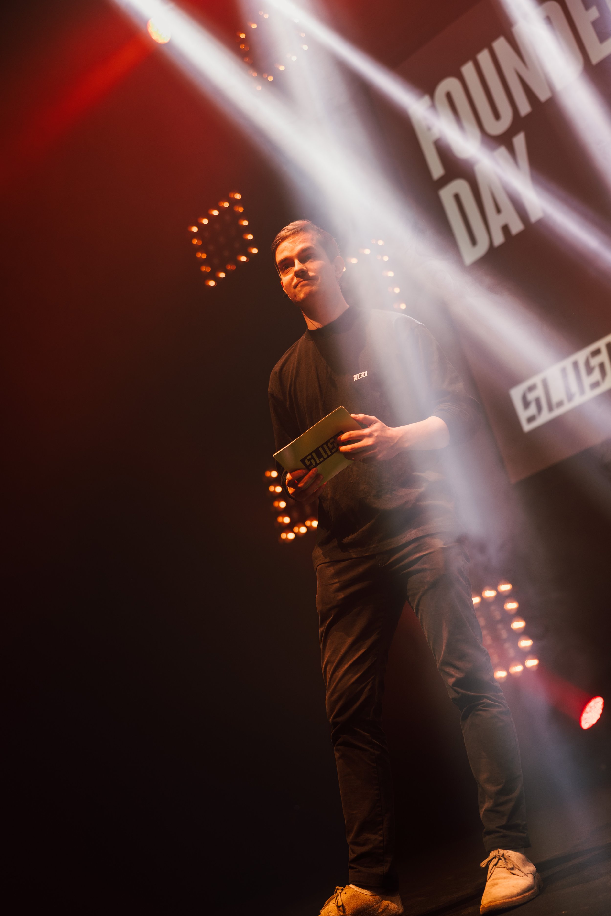 A man giving a presentation on a stage. helsinki event photographer, event photographer helsinki, tapahtumakuvaaja helsinki, corporate event photographer helsinki, yritystapahtumakuvaus helsinki, business event photographer helsinki. Slush 2025.


