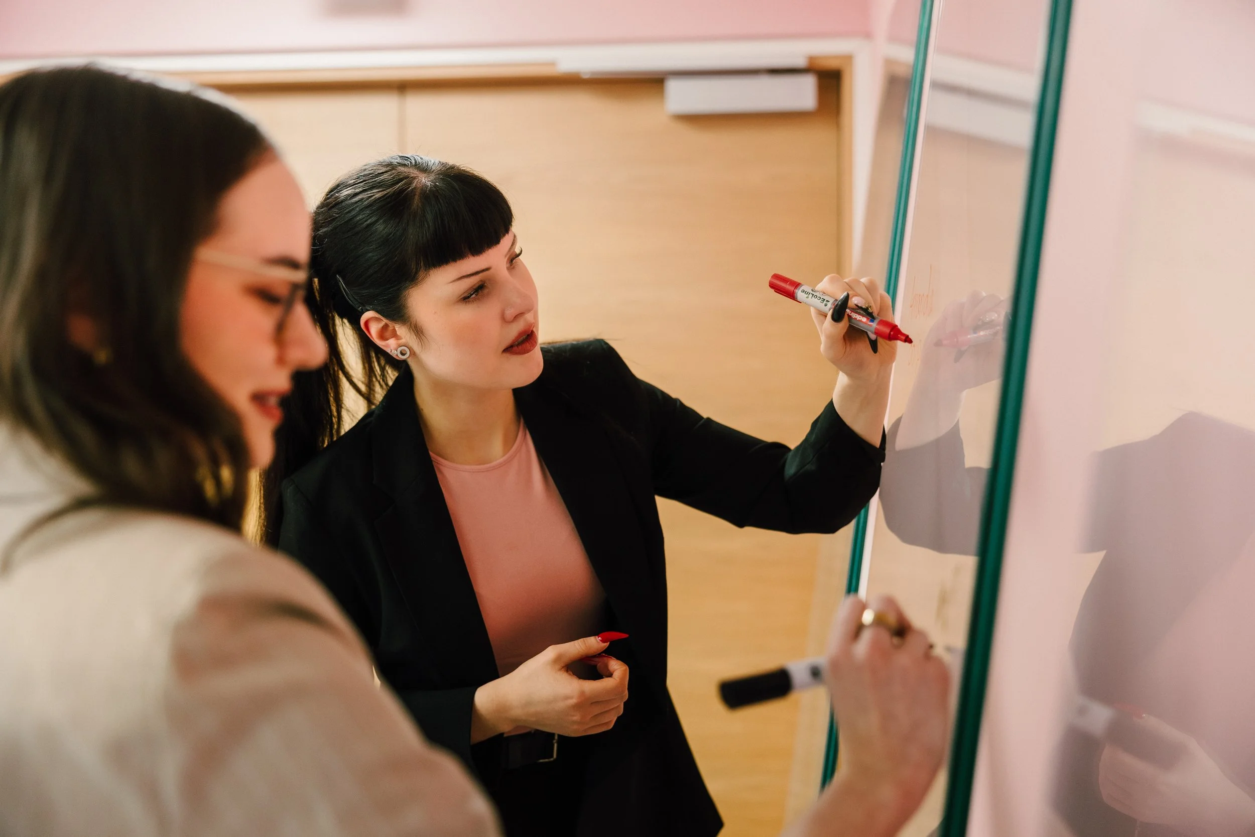 Brändikuvaus yrittäjille Helsingissä. Henkilöpotretit ja yrityskuvat verkkosivuille ja someen. Brand photography in Helsinki. Personal portraits and business photos for website and social media. aitotalotekniikka
General Help