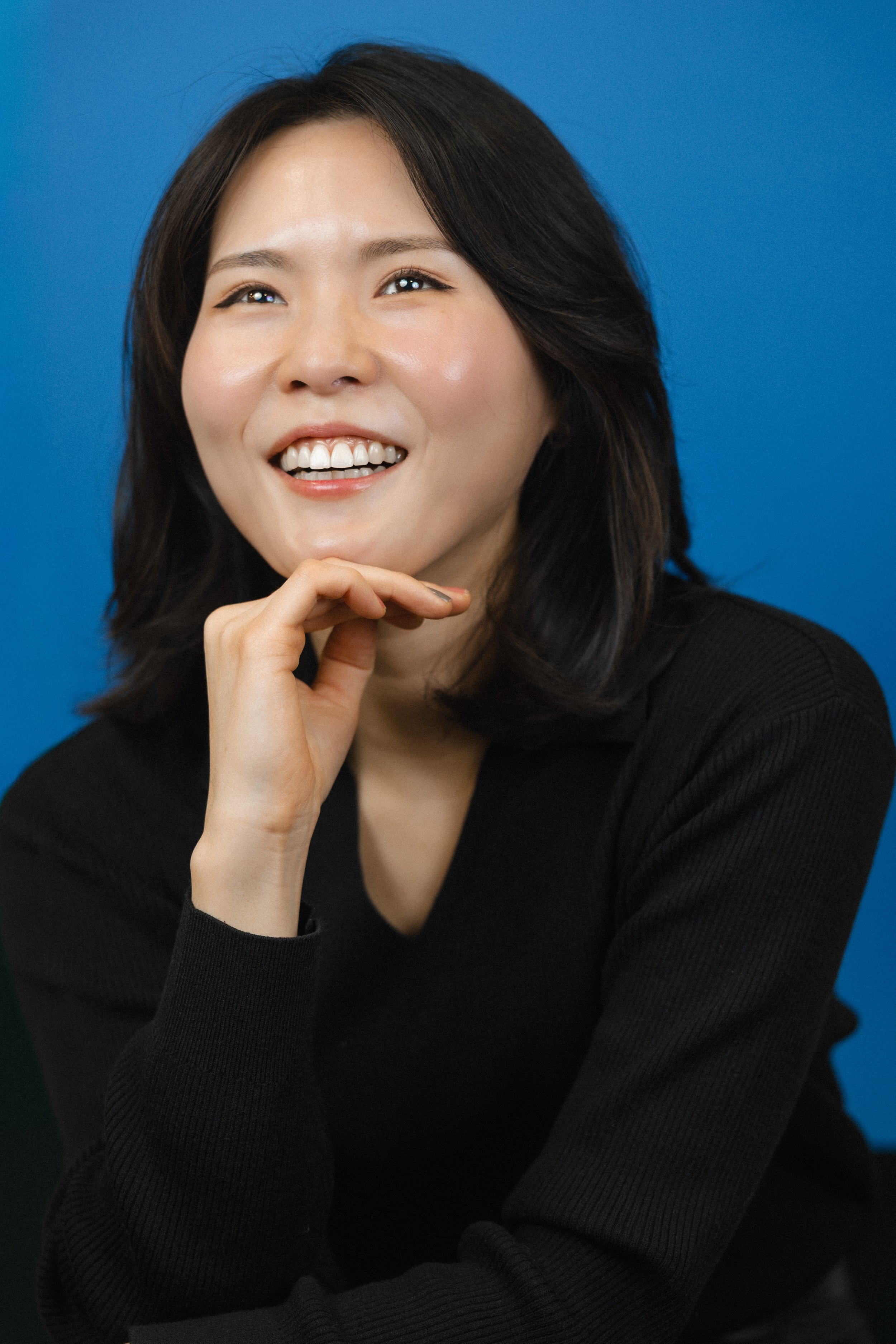 Potrettikuvaaja Helsingissä. Ajattomat henkilökuvat henkilöbrändäykseen, LinkedIn-profiiliin ja lifestyle-kuviin. Professional portrait photographer in Helsinki. Timeless individual portrait sessions. 헬싱키 스냅. heejoo 