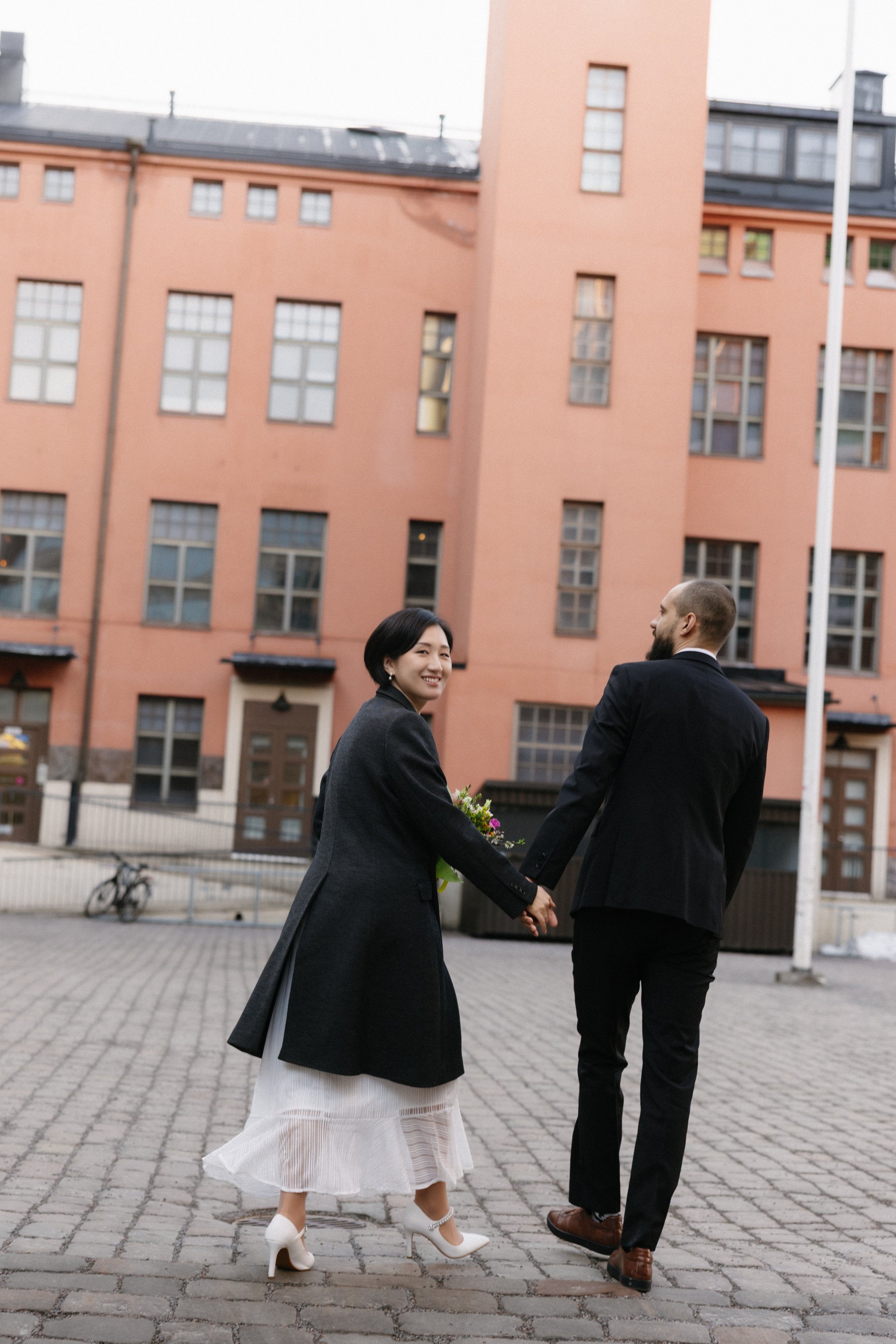 Pariskunta ja hääkuvaaja Helsinki, romanttinen kihlakuvaukset, pre-wedding -kuvaus ja ajattomat paripotretit luonnollisella dokumentaarisella tyylillä. Couple & wedding photographer in Helsinki, engagement photos, pre-wedding sessions