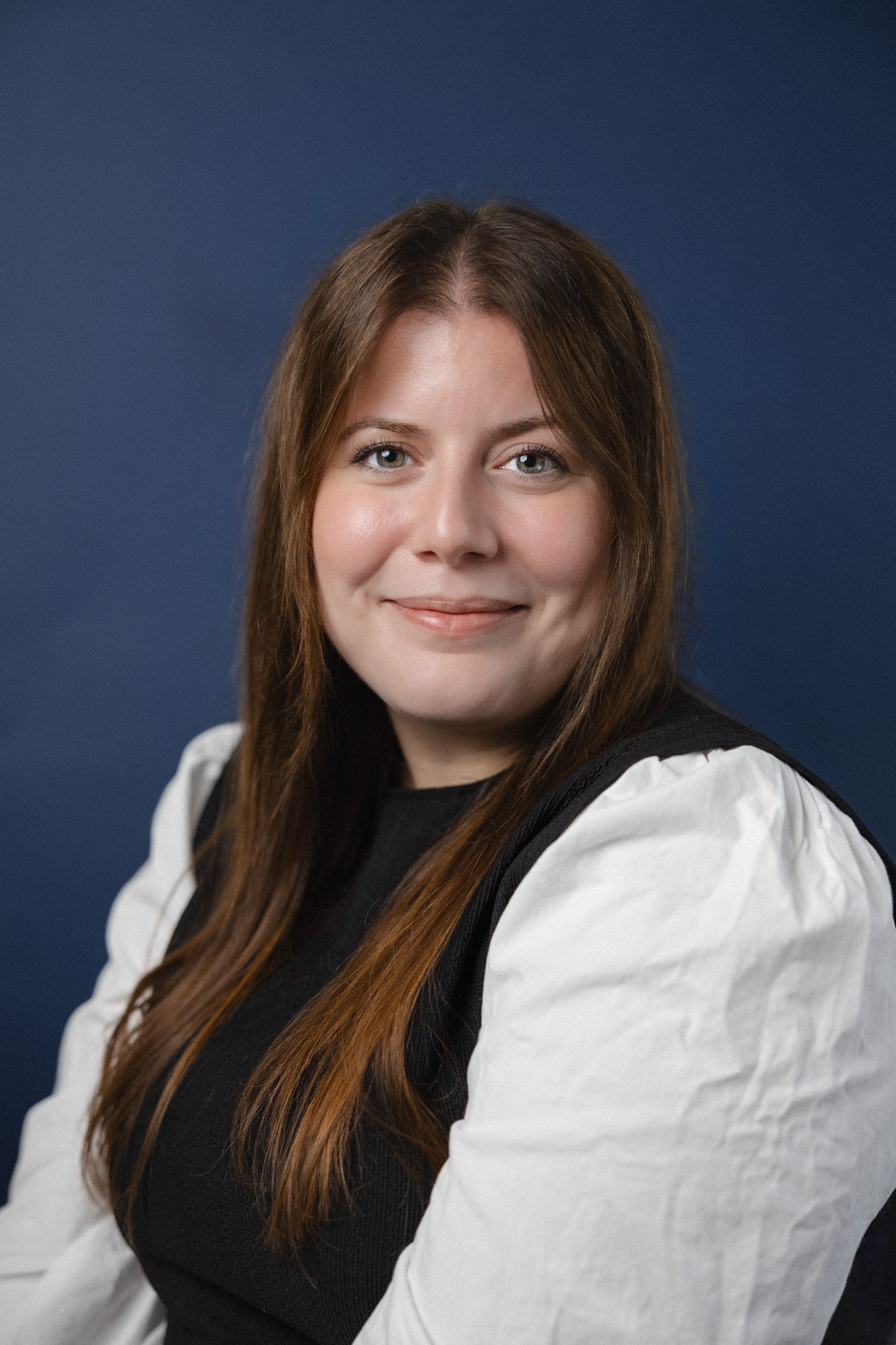 Potrettikuvaaja Helsingissä. Ajattomat henkilökuvat henkilöbrändäykseen, LinkedIn-profiiliin ja lifestyle-kuviin. Professional portrait photographer in Helsinki. Timeless individual portrait sessions for personal branding. 