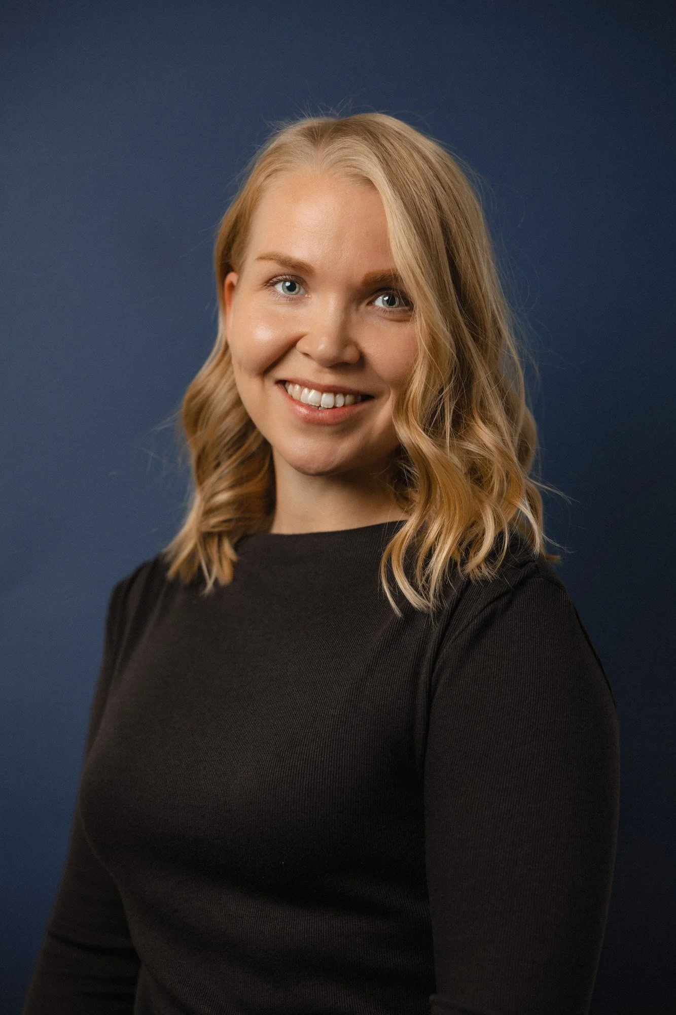 Potrettikuvaaja Helsingissä. Ajattomat henkilökuvat henkilöbrändäykseen, LinkedIn-profiiliin ja lifestyle-kuviin. Professional portrait photographer in Helsinki. Timeless individual portrait sessions for personal branding. 