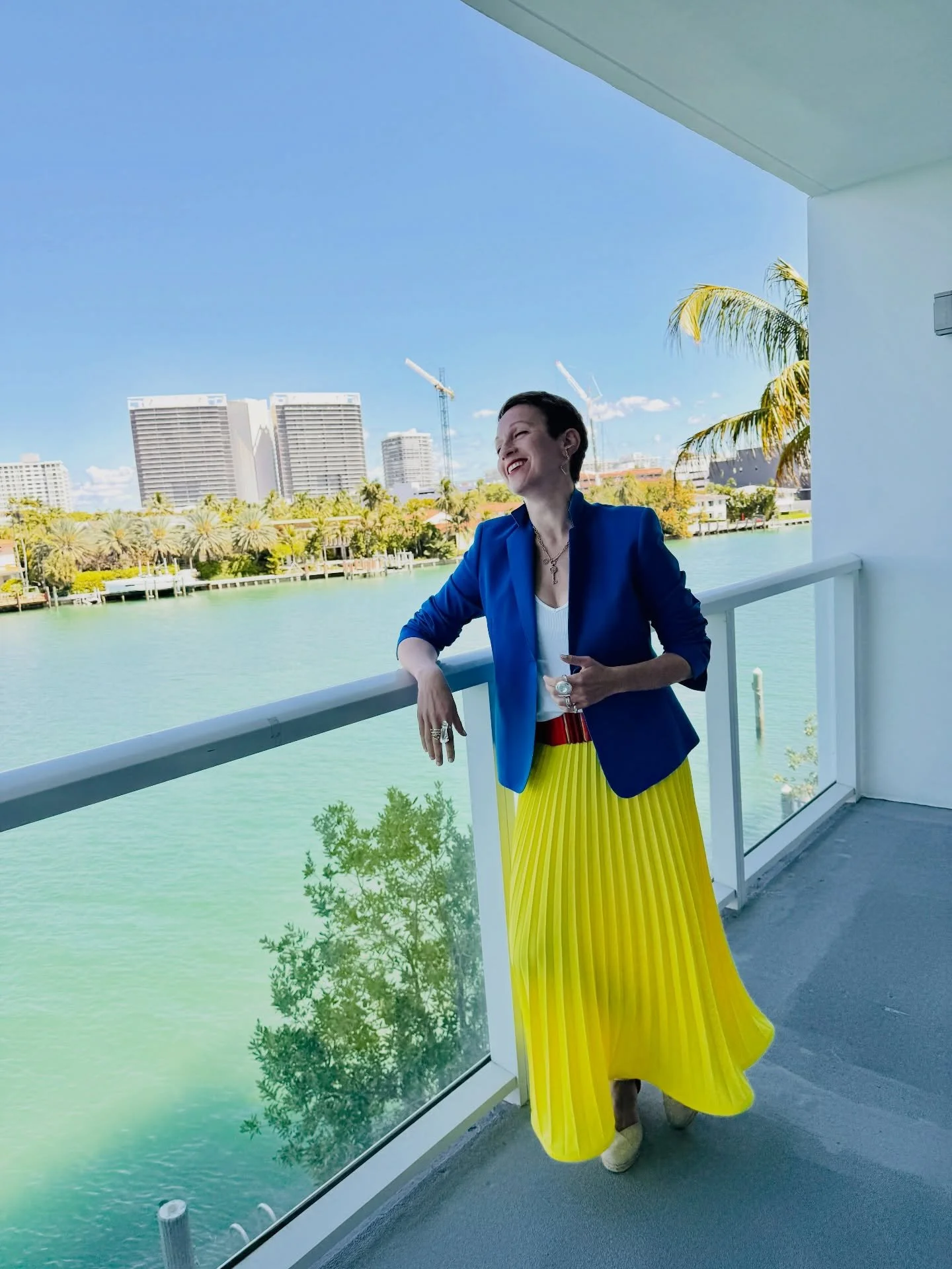 Oh Miami! Have you ever been in a place that just makes you feel free and alive? Miami is one of those for me and my husband.
.
The more we come here, the more we fall in love. Yes, especially during cold Boston winters.
.
The softness of the wam air