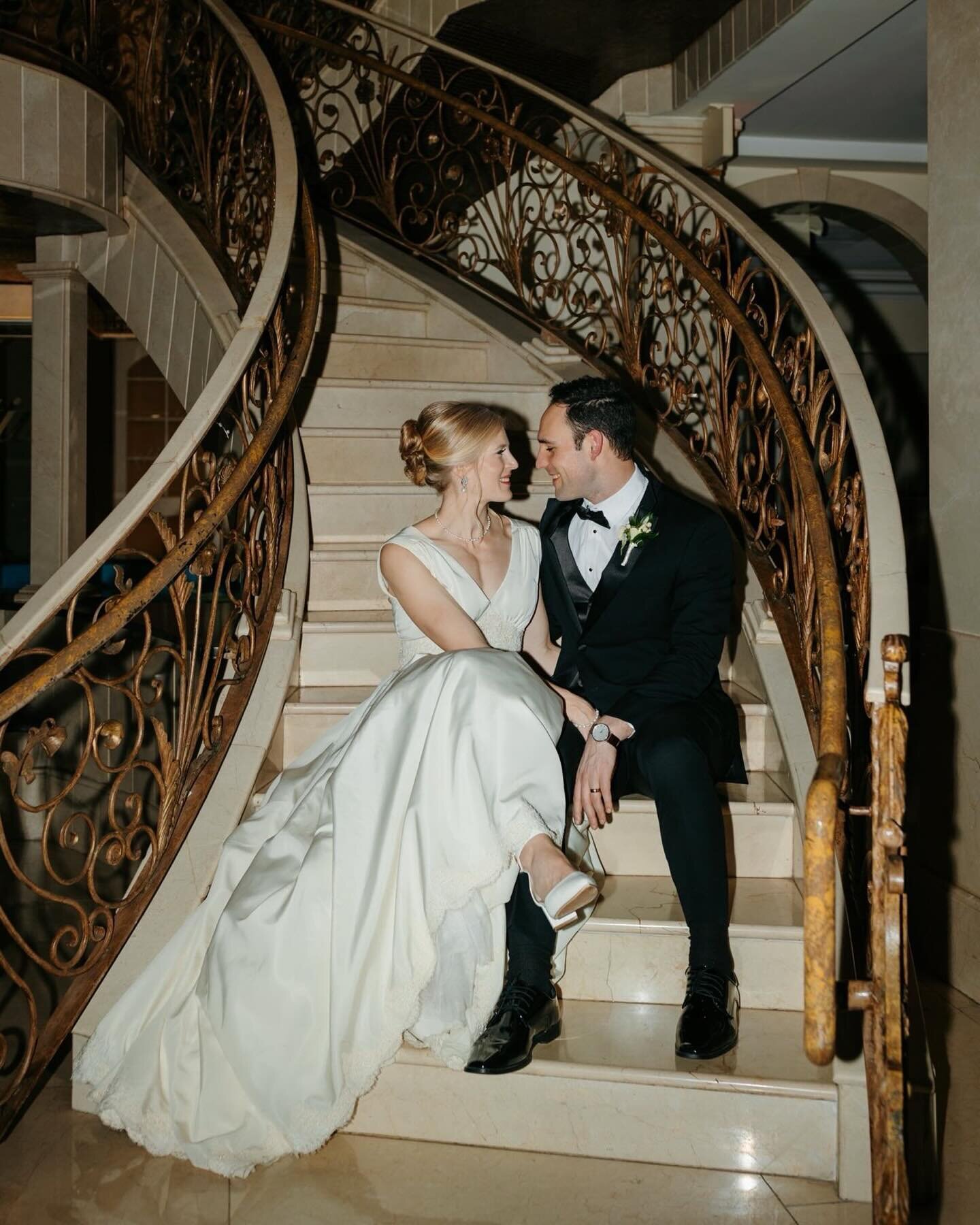 10 moments from Abby + Mike&rsquo;s wedding day. A day full of so many little moments that stick out in my brain - Abby putting on her mom&rsquo;s reconstructed wedding dress, arriving at the church to Mike playing guitar with all his groomsmen, A+M&