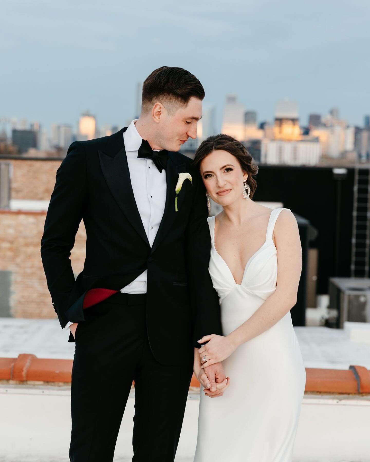 A few final photos from sunset on the @waldenchicago rooftop ✨ Absolute artistry on display from the most incredible team of wedding professionals who all worked together to make @kalilaharris vision come to life 🖤
&zwnj;
Photo: @williams_emily 
Pla