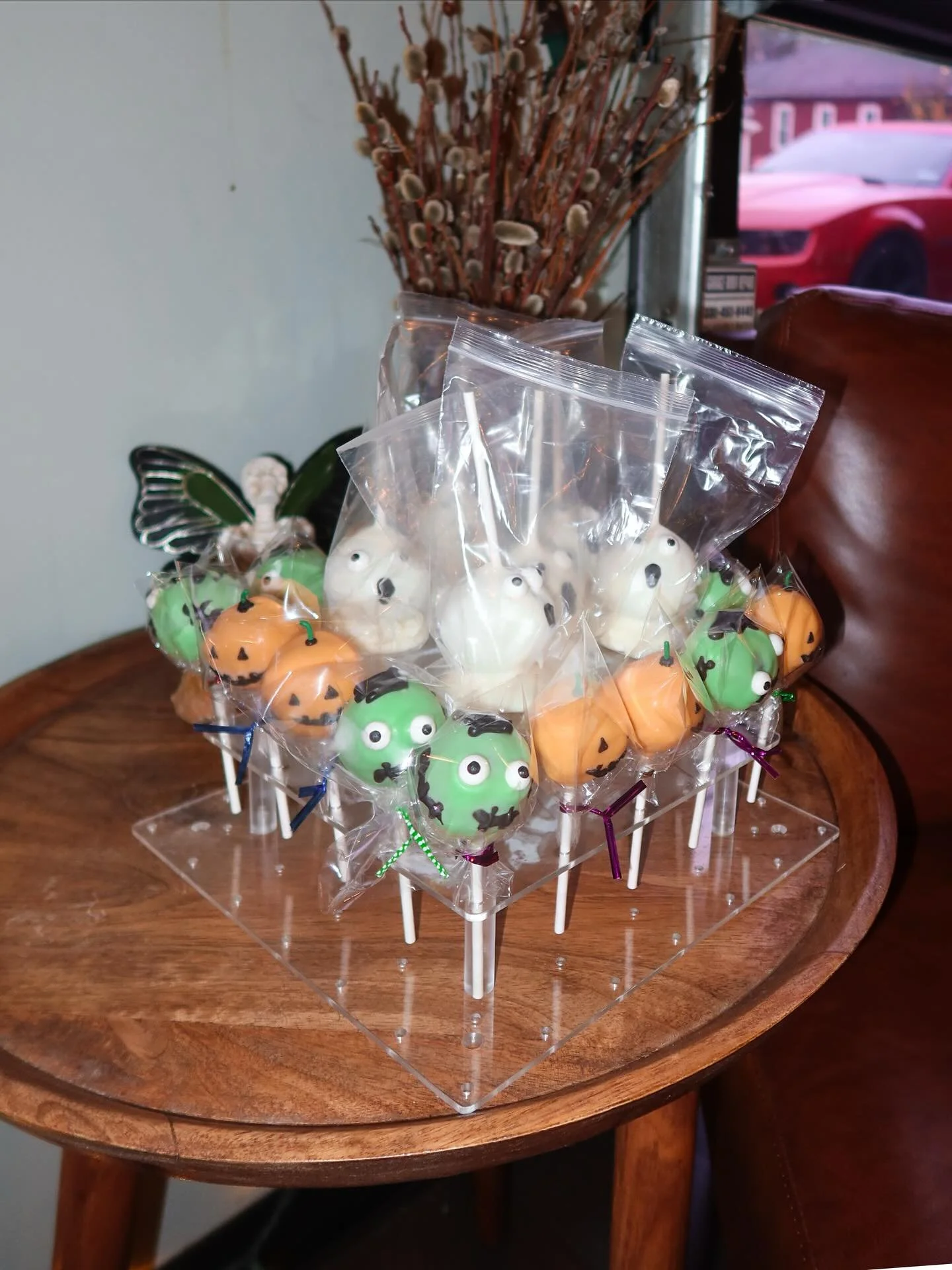 Trick or treat yourself 👻✨
Our Halloween cake pops are here! The 🎃 &amp; 👻 are gluten-free oreo and Frankenstein is chocolate. 
Made by @r.lindsey00  daughter Piper! 

They are spooktacular! Get them before they disappear 👻

#cakepops #halloween 