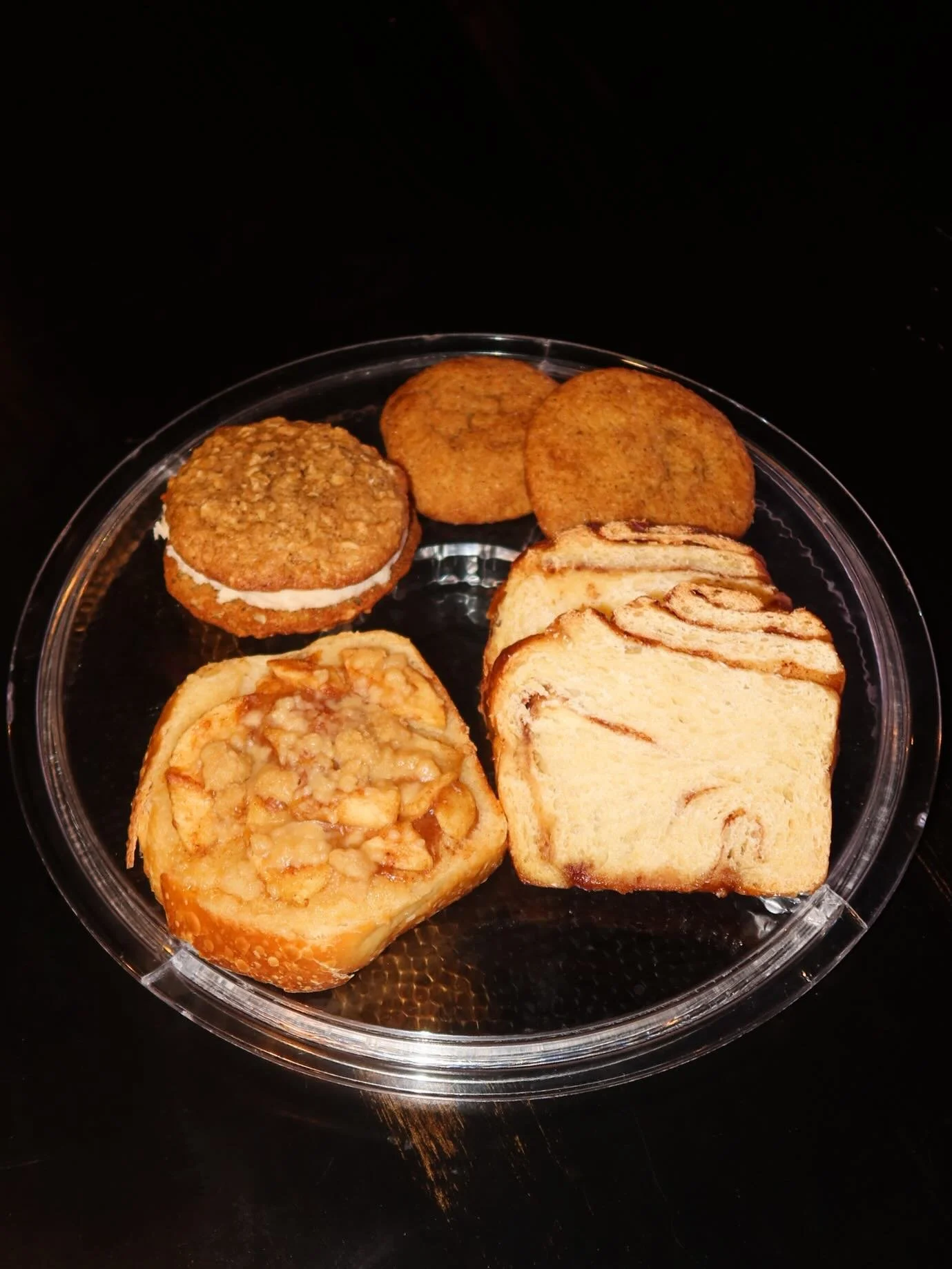 I know you&rsquo;re hungry, don&rsquo;t lie 😭
This week&rsquo;s sweets from Sourdough &amp; Mo:
&ndash; cinnamon babka
&ndash; oatmeal cream pies
&ndash; snickerdoodle cookies
&ndash; apple cinnamon bostock