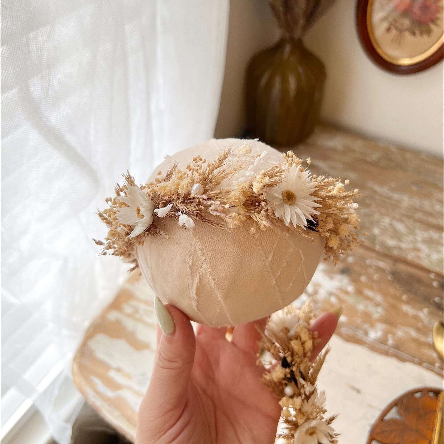 some lovely halos available in the shop 🥰 along with some bows and other headbands&hellip; some on sale! grab them before they&rsquo;re gone! link in bio ❤️ www.ivyandtwineprops.com #newbornphotography #newbornphotoprops #photoprops #photographyprop
