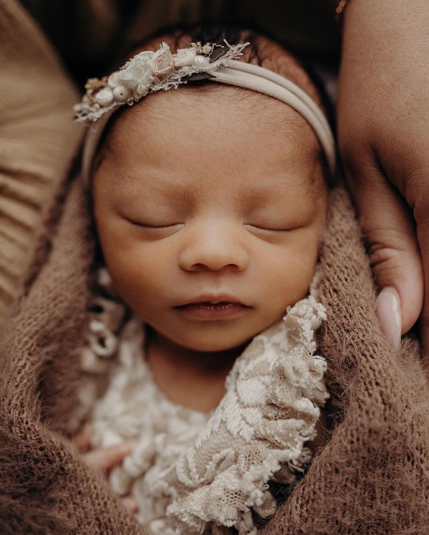 Someone let me know if they find my jaw on the floor. @jessesalterphotography used my headband and I can&rsquo;t think of anything but these gorgeous photos 😍 big shop update happening monday at 7pm! Reminder available in my stories 🙌 #newbornphoto