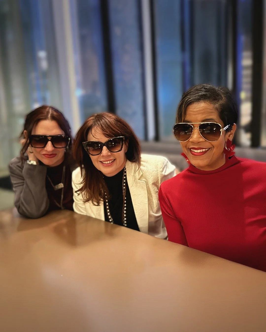 We slipped on @kendrascott  sunglasses at Verve and the energy shifted—conversations sparked, circles formed, and women started swapping courage (and business cards). 
At #Verve2025, @lurleenladd , @wendycolonna , and @pamelabensonowens  prove