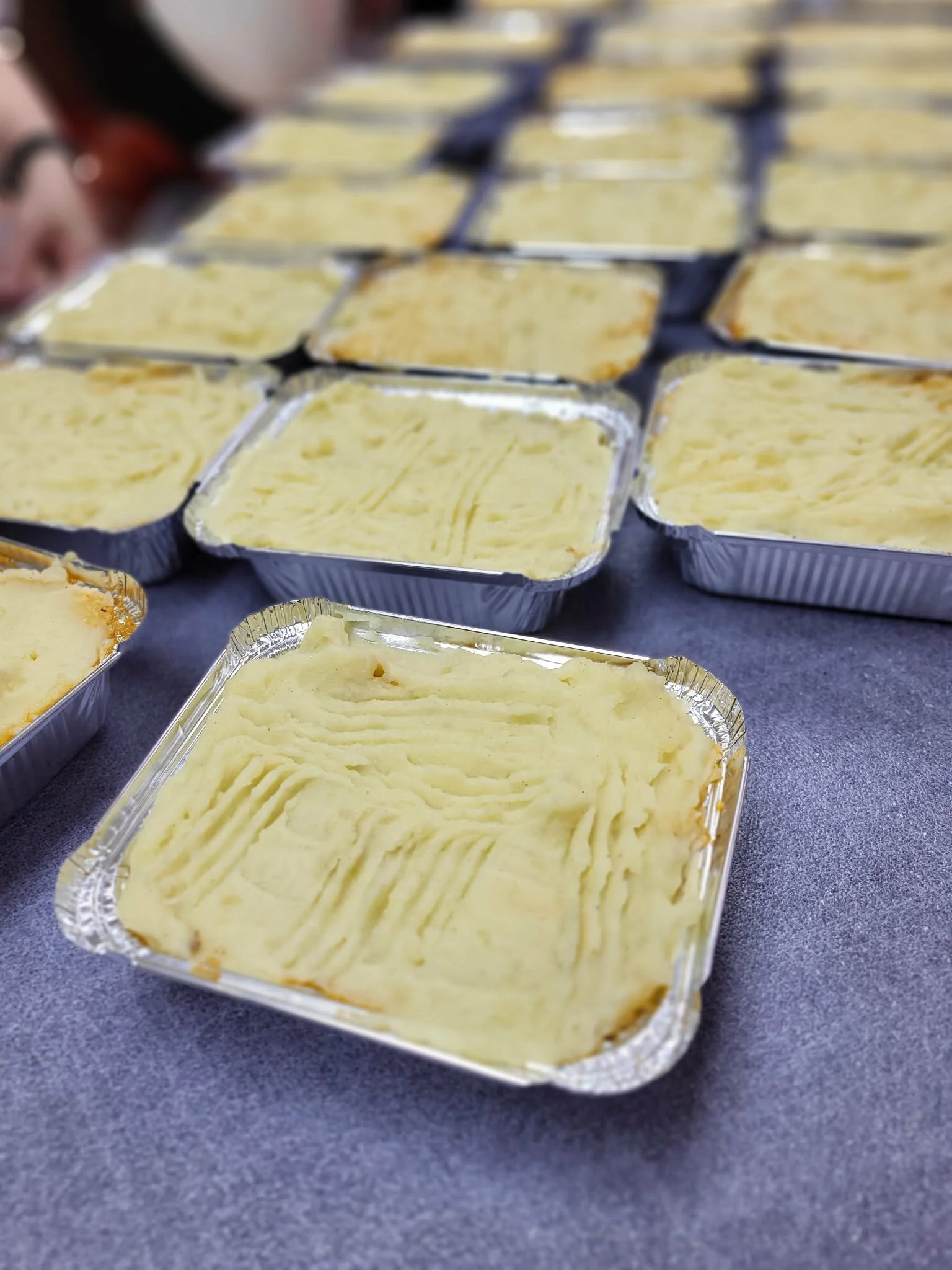 Plusieurs plats de pâté chinois dans des contenants en aluminiums