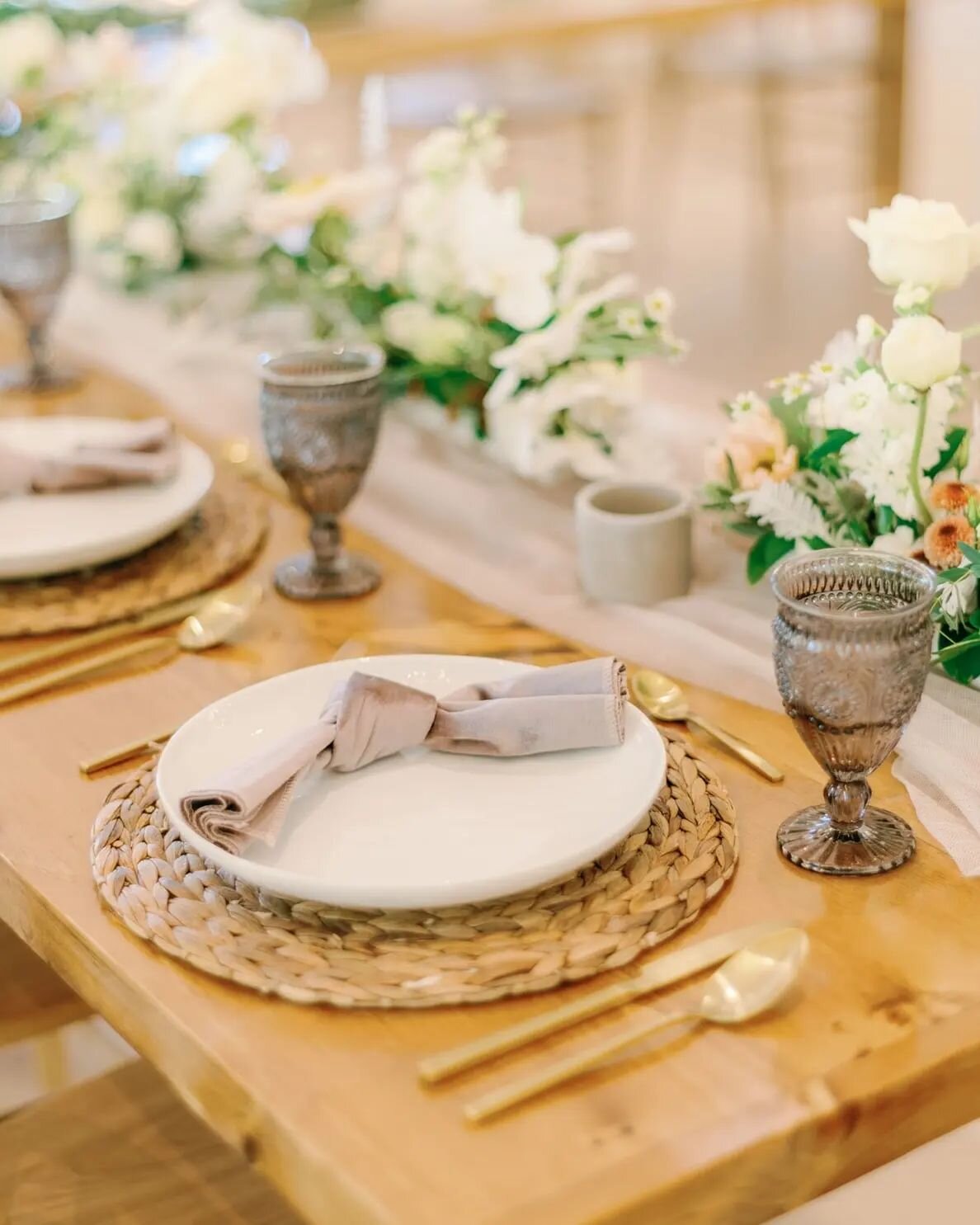 |Neutral Decor|

When in doubt...keep it neutral! 

Often people think going with a neutral palette for their special event means boring, and to that I say HECK NO! 

We offer a great selection of neutral decor elements, and here why,
1)an easy way t