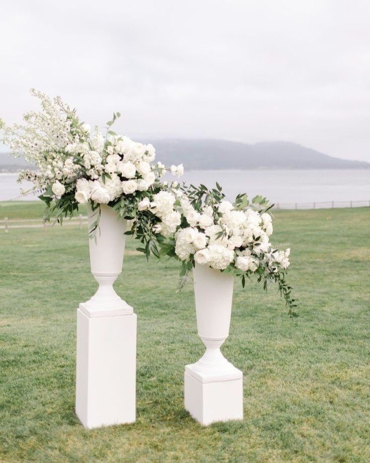 The perfect mix of modern + timeless ✨​​​​​​​​
​​​​​​​​
I love the smooth plaster finish of these Modern White Urns, dressed up with a beautiful floral arrangement!​​​​​​​​
​​​​​​​​
Use them for your ceremony, throughout your reception space or both 