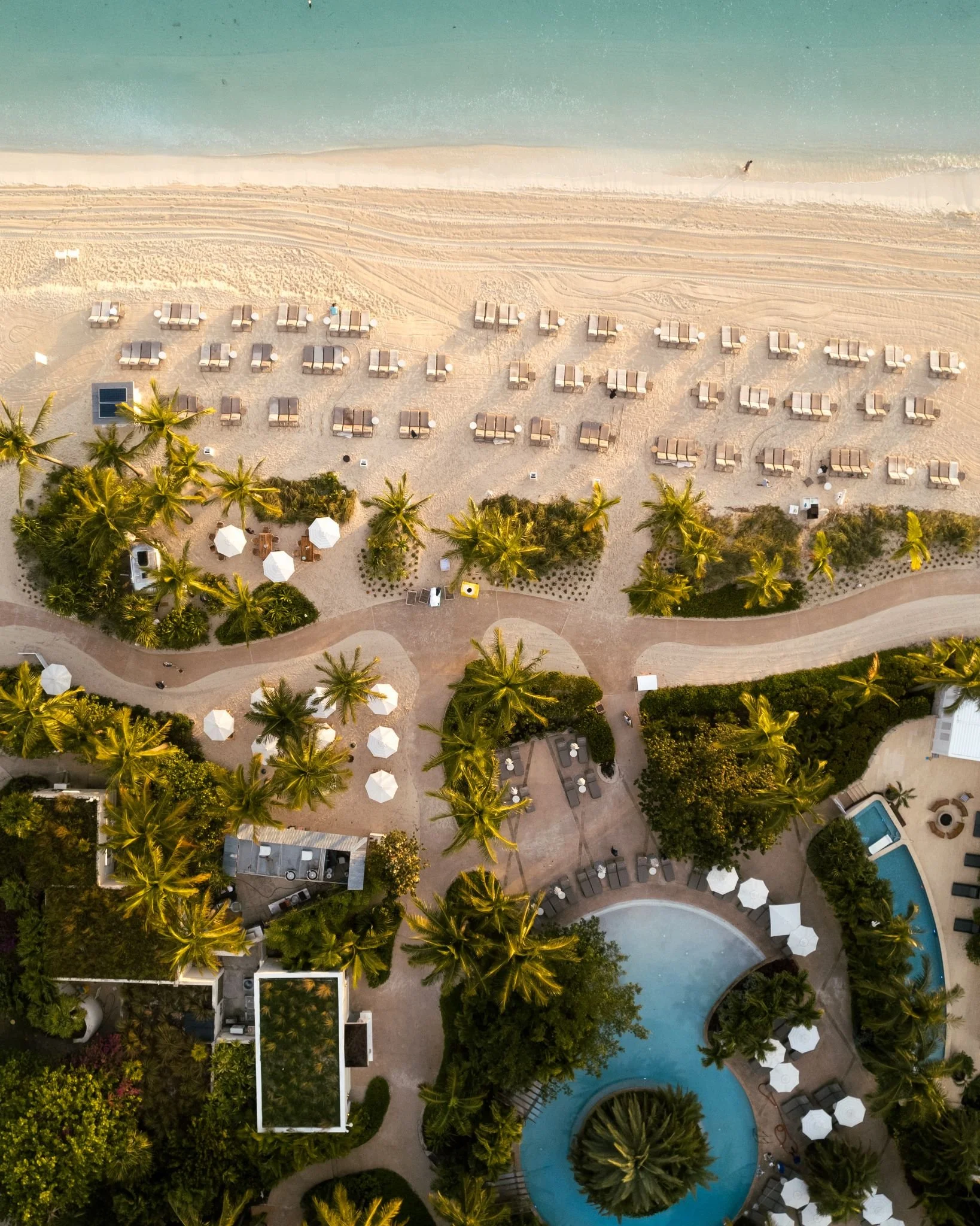 Is Spring Break creeping up on you? That's okay, there's still time to book your trip and that's what I'm here for! 🌴 

Might I recommend the @rosewoodbahamar?  It's a little slice of secluded 5* paradise in the Bahamas that still provides its guest