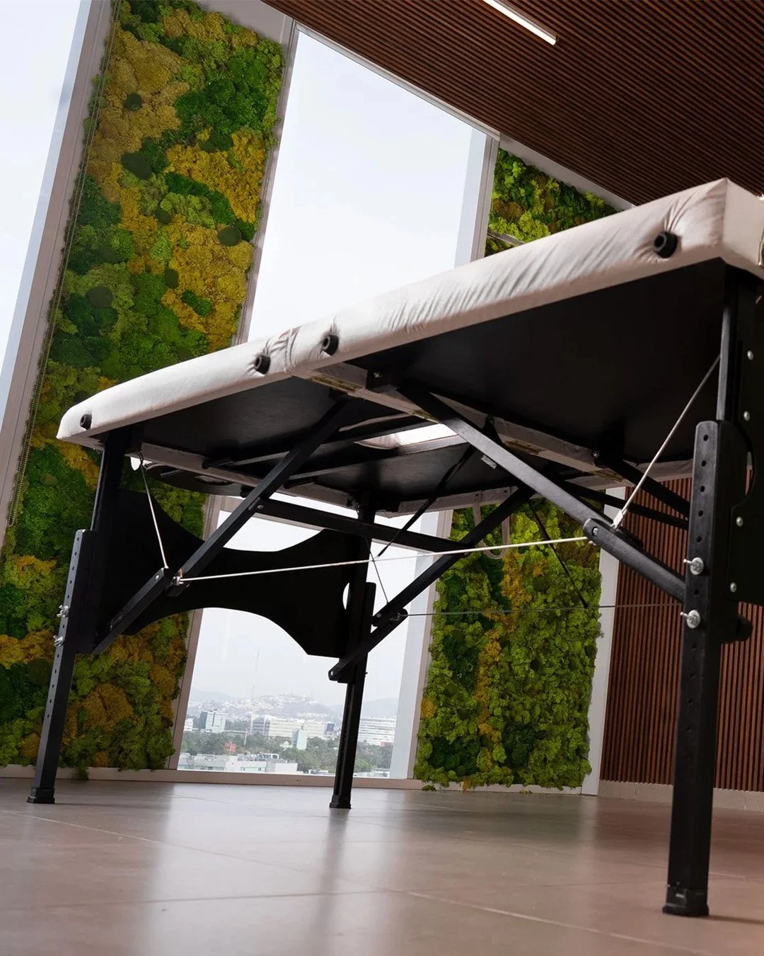 Camilla especial ubicada en un entorno natural con musgo integrado, parte de la experiencia sensorial que ofrecen los spas Monterrey.