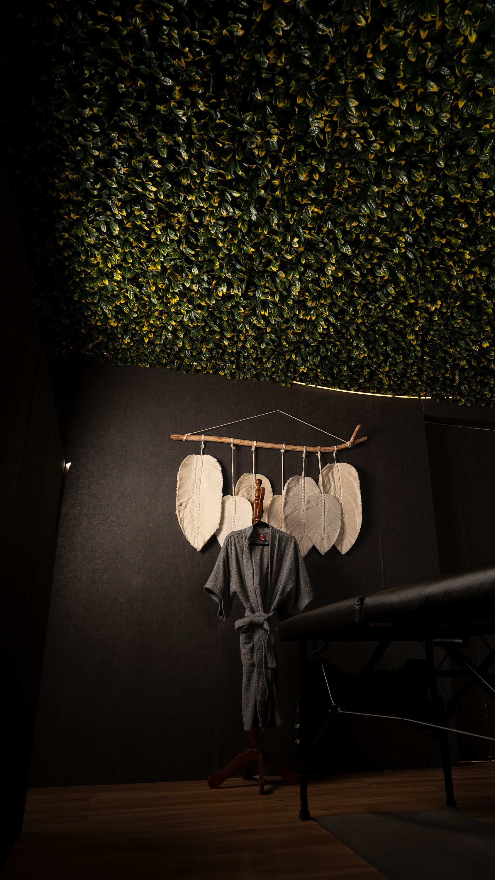 Espacio de descanso con diseño natural y atmósfera íntima, integrado a la experiencia de los spas Monterrey.