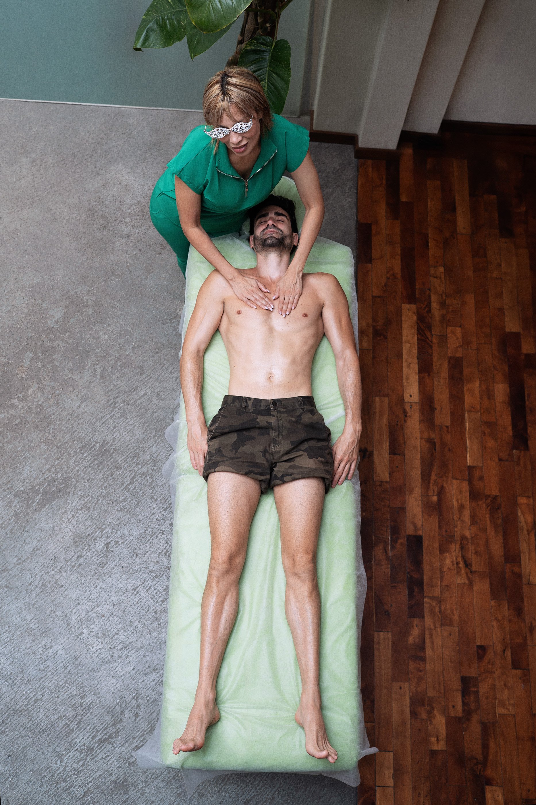 Masaje corporal completo con enfoque en relajación profunda, captado desde vista superior como parte de la experiencia de los spas Monterrey.