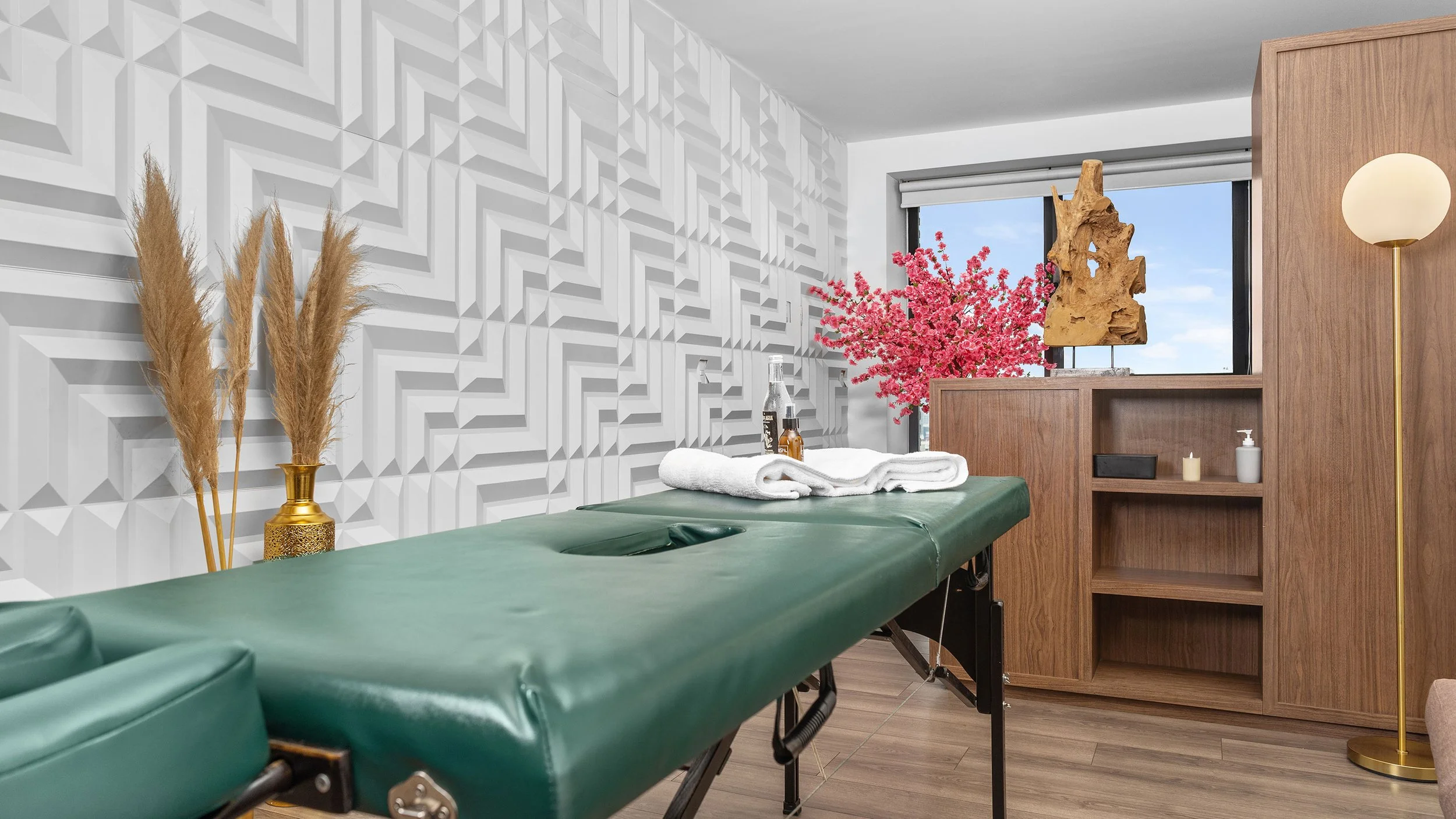 Cabina de masaje con diseño contemporáneo, camilla preparada y ambiente cuidado, parte de la experiencia que ofrecen los spas Monterrey.