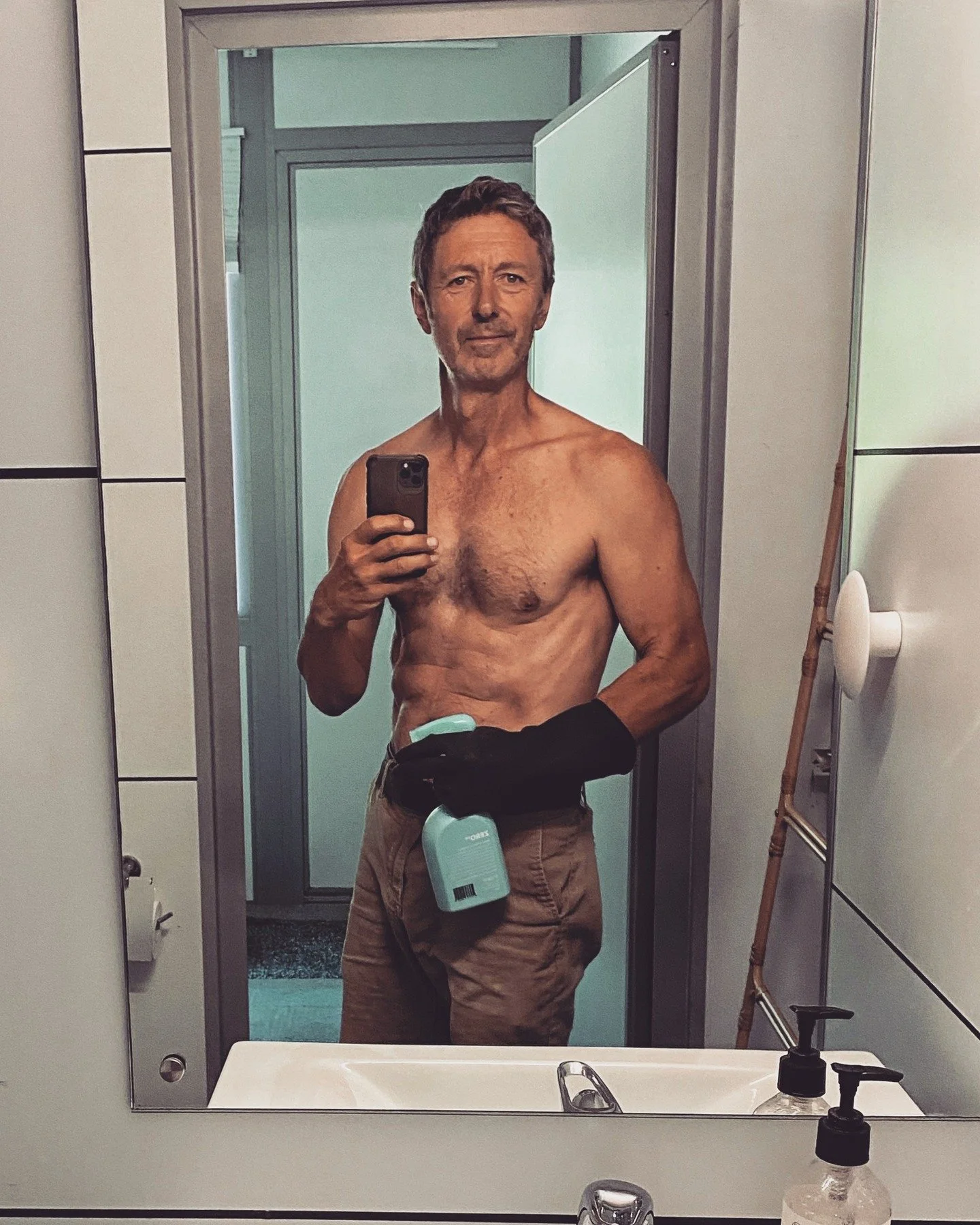 Jill said someone else needed to come up with content, and that it should all be about the animals - So here's Daz on his way to becoming a professional social media influencer 

His niche will be advanced cleaning techniques &hellip; Thus, all futur