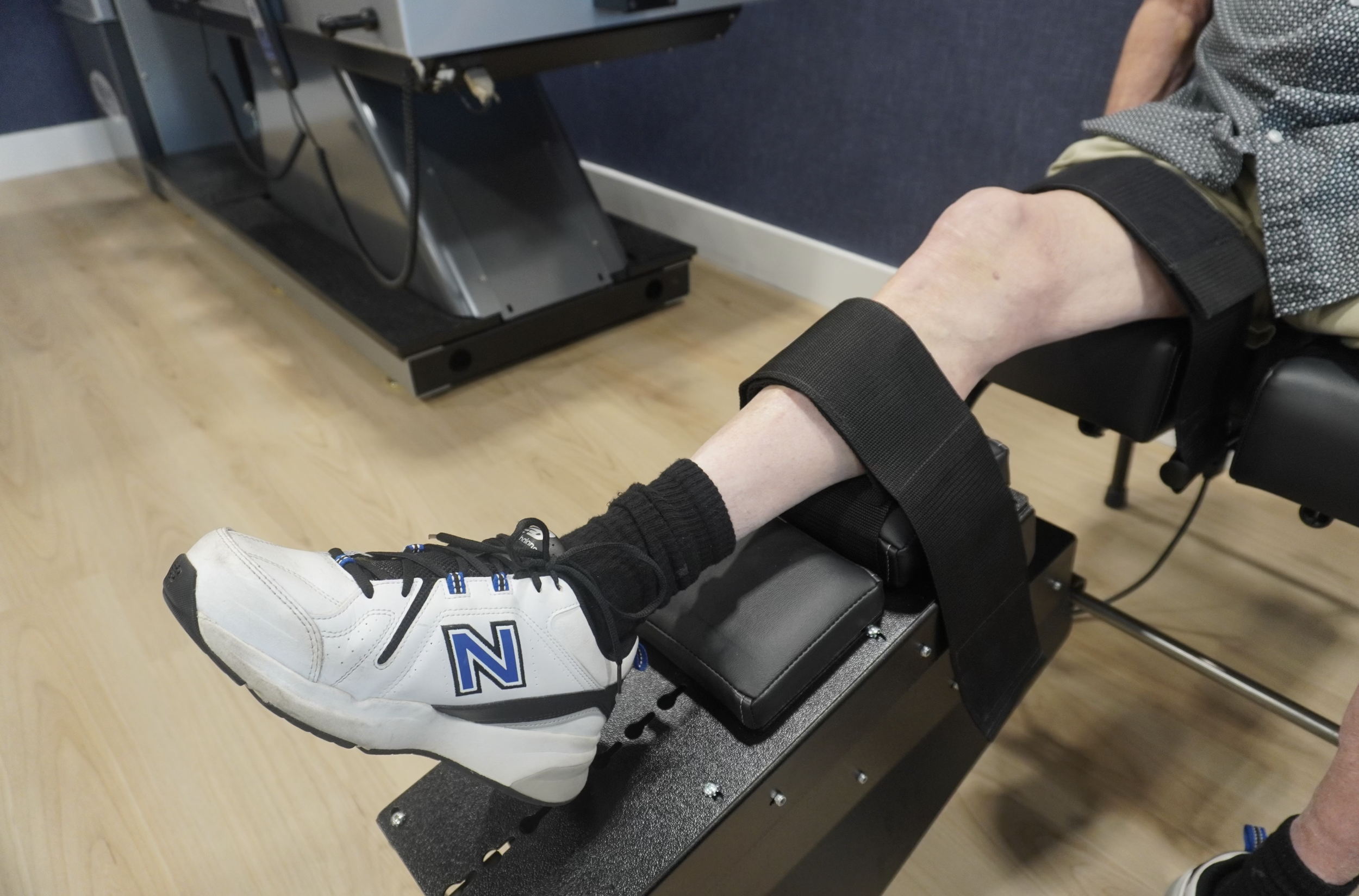 Knee decompression therapy at Elite Sports Recovery Center in Bradenton Florida