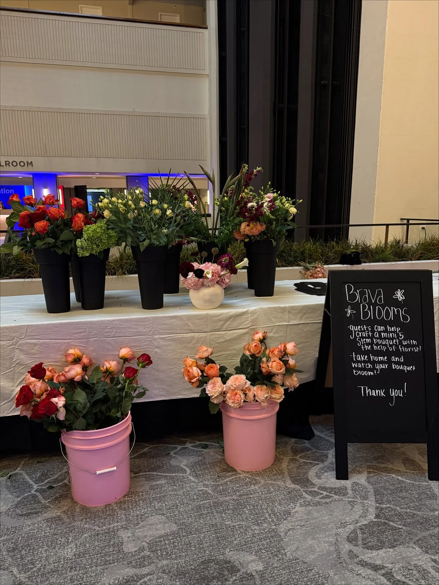 Elevate your next corporate event with our customizable bouquet bar! We can tailor every detail to perfectly align with your event&rsquo;s theme and needs. Thanks for having us @gartner_inc 💐
